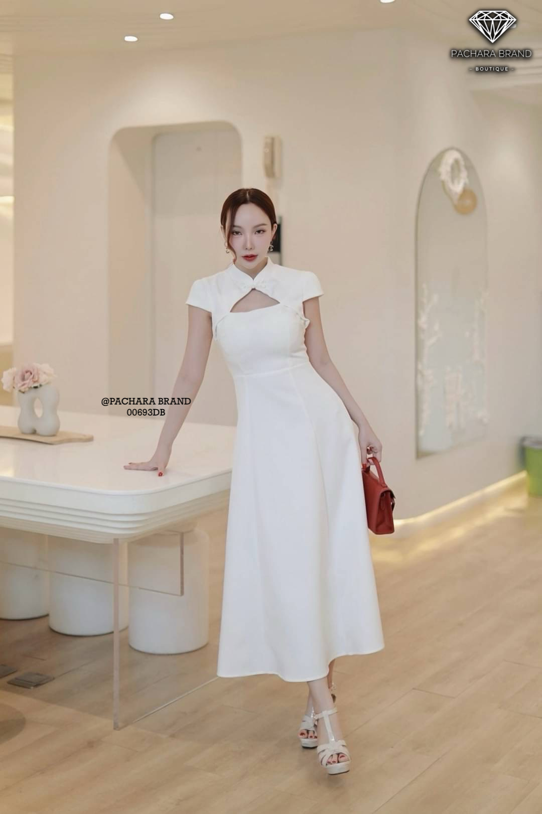 เดรสยาวคอจีนสีขาว แต่งกระดุมผ้าด้านหน้า เว้าโชว์ช่วงอก งานมีฟองน้ำดันทรงสวย ช่วงเอวตีเกร็ดเข้ารูป ชายกระโปรงบานสวยมาก เนื้อผ้าหนามีซับในอัดกาวอย่างดี งานซิปด้านหลัง รุ่นนี้ใส่ชิลล์ถ่ายรูปสวยได้ทุกโอกาสเลยนะคะ #PACHARABRAND