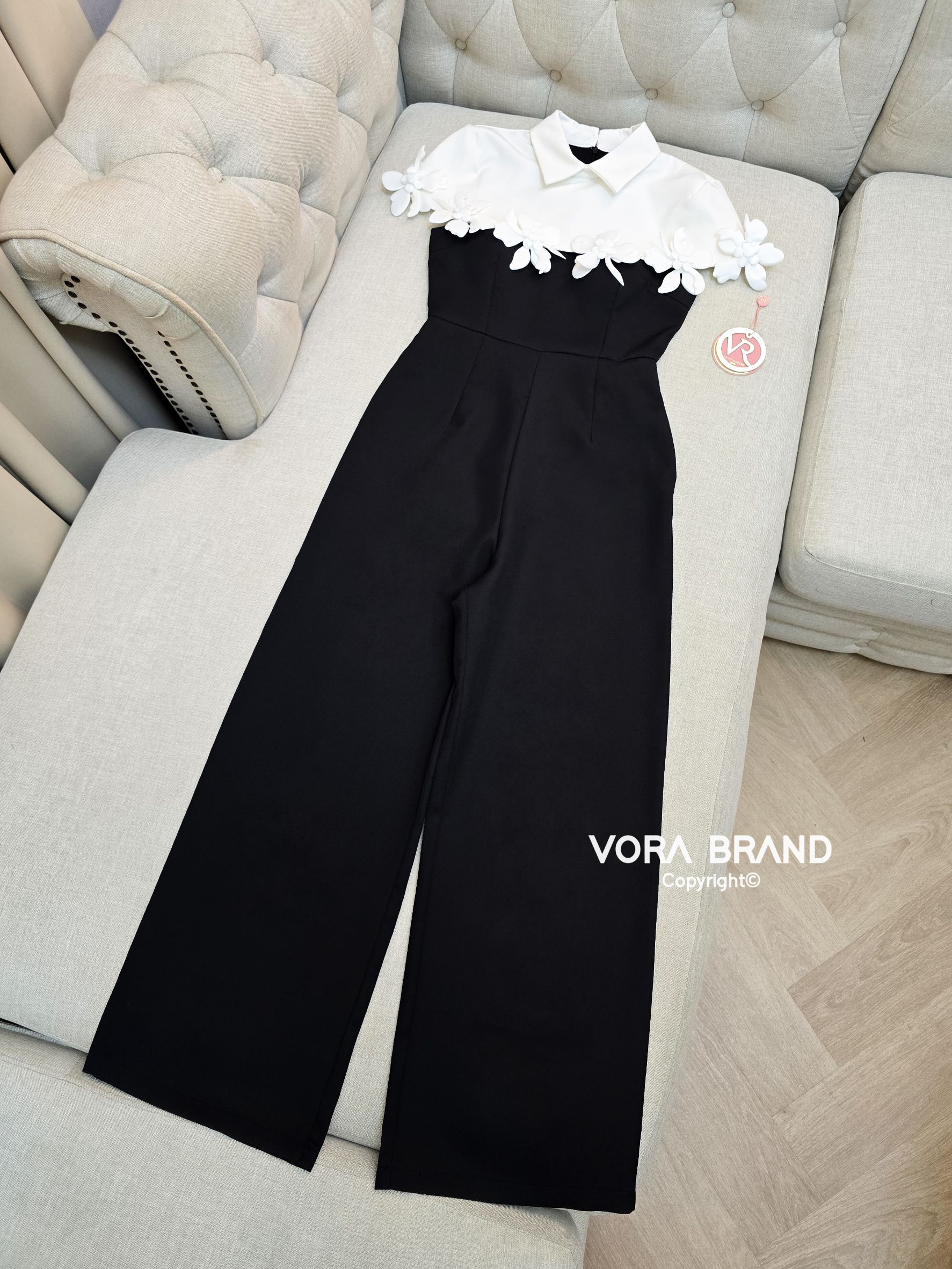 Jumpsuit ขายาว ทรงสวย คอปก แต่งคลุมช่วงไหล่ ดีเทลแต่งดอกไม้รอบไหล่ ดอกไม้เป็นเข็มกลัดถอดออกได้ค่ะ หน้าอกมีฟองน้ำจัดทรงให้ค่ะ เอวเข้ารูป เนื้อผ้าหนา เนื้อดี เป็นทรงสวย มีซับในทั้งชุดค่า