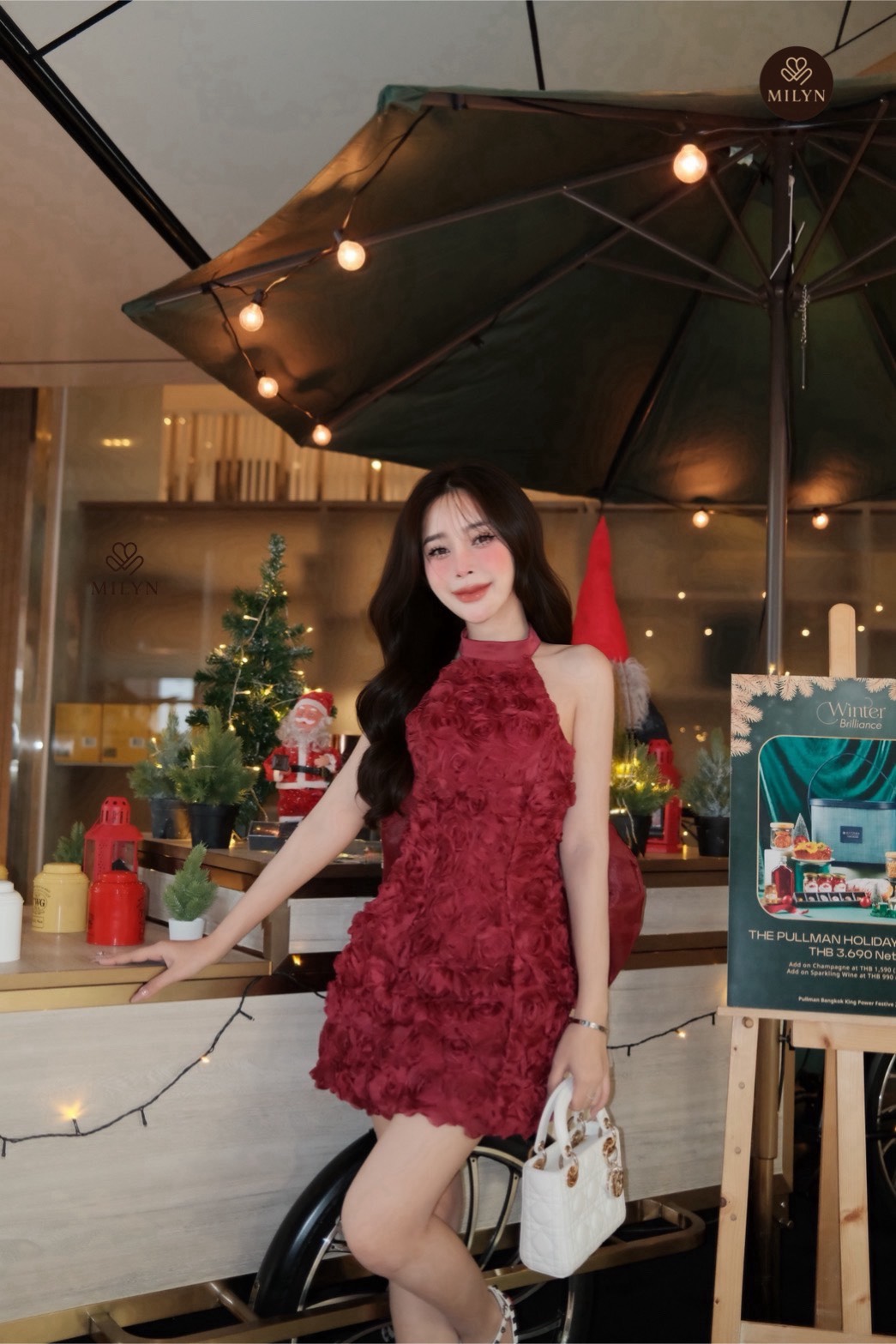 มินิเดรสแต่งดอกกุหลาบทั้งตัว ดีเทลเนื้อผ้าแบบ 3D ทำให้ชุดดูโดดเด่นมากขึ้น คอฮัลเตอร์ช่วยเสริมลุคให้ดูเพรียวและหรูขึ้นไปอีกขั้น ด้านหลังเปิดหลังสวย พร้อมโบว์ใหญ่สุดละมุนเป็นไฮไลต์ของชุด