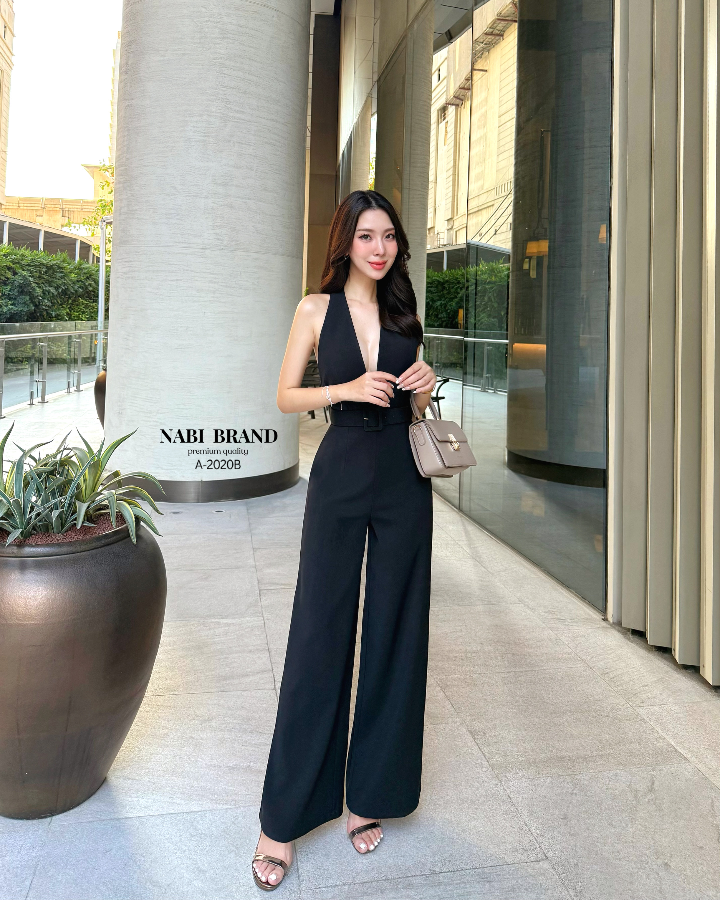 จั้มสูทขายาวทรงขาม้า สีดำทรงคล้องคอ ด้านหน้าเป็นทรงคอวี โชว์หลังแอบsexyหรูไฮมากค่ะ เพิ่มกระเป๋า2ข้าง ใช้งานได้จริง มาพร้อมกับเข็มขัดรัดเอว บอกเลยว่ารุ่นนี้คือ ใส่สวย ดูสูงผอมเพรียว ที่สำคัญเนื้อผ้าดี มีฟองน้ำ มีซับในอย่างดีค่ะ ความยาวกำลังดีไม่รั้งเป้าแน่