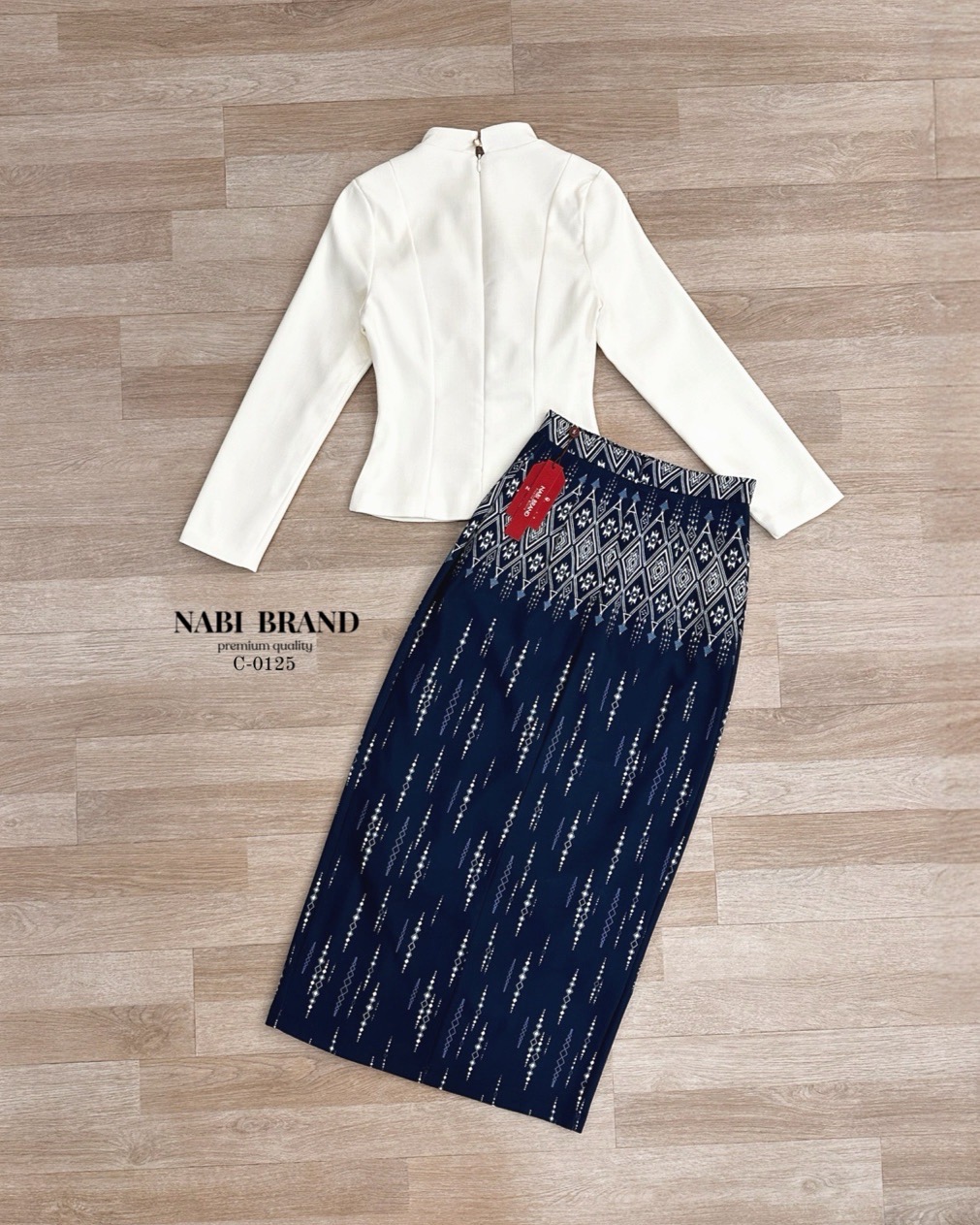 Label :: #NABIBRAND Code :: C-0125 Detail :: ชุดเซ็ตเสื้อแขนยาวสีครีมแต่งกระดุมมุกด้านหน้า ดีไซน์ปลายเสื้อทรงบานช่วงเอวรัดรูป มีซับ มีฟองน้ำในตัว ผ้าอยู่ทรง มาคู่กระโปรงพิมพ์ลายสีกรมดีไซน์สวยหรู ผ้าพริ้ว นุ่มนวลใส่สบายมากๆ งานซิปหลังทั้งคู่ สวมใส่ง่าย สาม