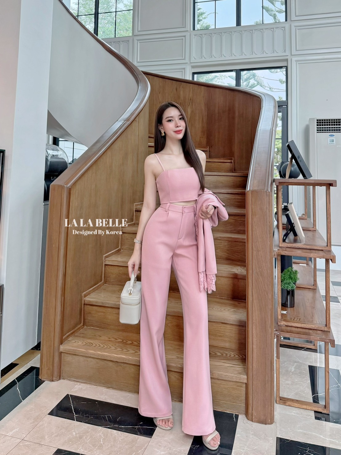 เซต3ชิ้นผ้าสูทอัดกาวอย่างดีผ้าดีทรงสวยเสื้อครอปสายเดี่ยวเสริมฟองน้ำปรับสายได้ใส่คู่กางเกงขายาวเอวสูงมีกระเป๋ากางเกง2ข้างมีซับในอัดกาวอย่างดีมาพร้อมเสื้อสูทคอปกแขนยาวผ่าแขนแต่งลูกไม้ช่วงขอบคอและขอบแขนมีซับในอัดกาวอย่างดีงานคุณภาพ