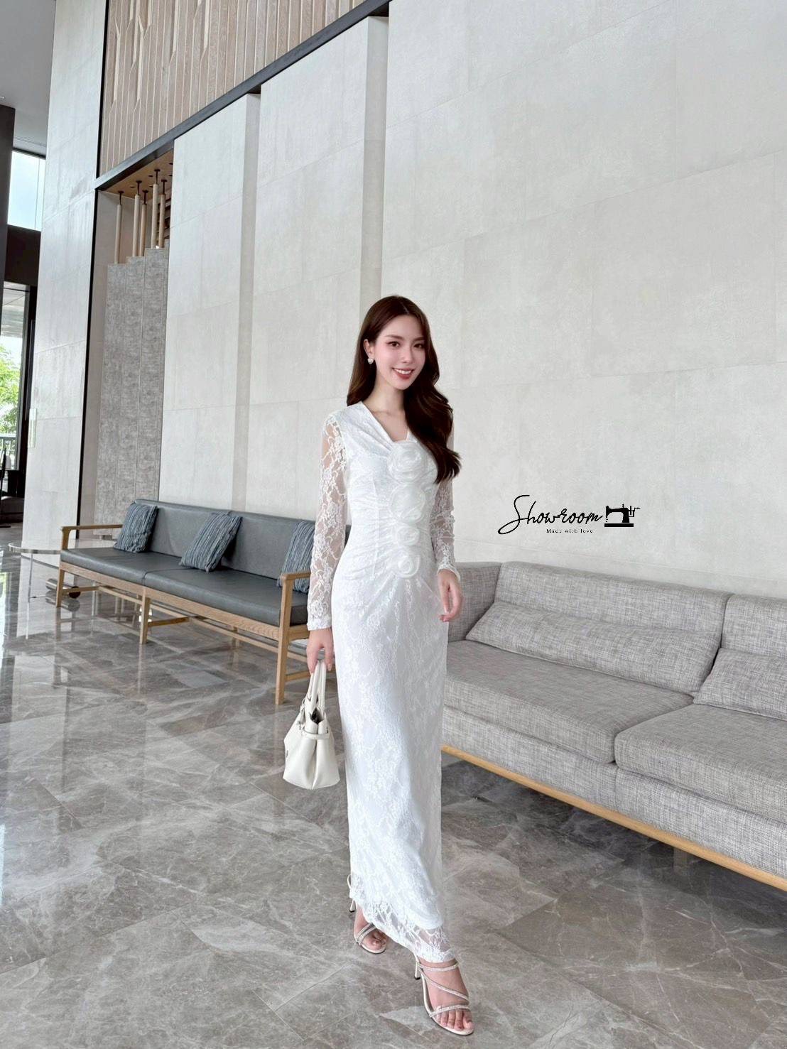เดรสยาวผ้าลูกไม้ทอลายในตัวทรงเข้ารูป ดีไซน์สวย ซิปหลัง มาพร้อมดอกไม้4ดอก ถอดออกได้ ใช้ผ้าอย่างดีในการตัดเย็บ บุซับ งานสวยแค่ไหนให้ภาพมันฟ้องค่ะ ไม่อธิบายเยอะ คอมพลีทลุคครบจบในชุดเดียวค่ะ #showroombrand #งานป้ายshowroom #งานป้ายคุณภาพดี #งานแฟชั่น #เสื้อผ้
