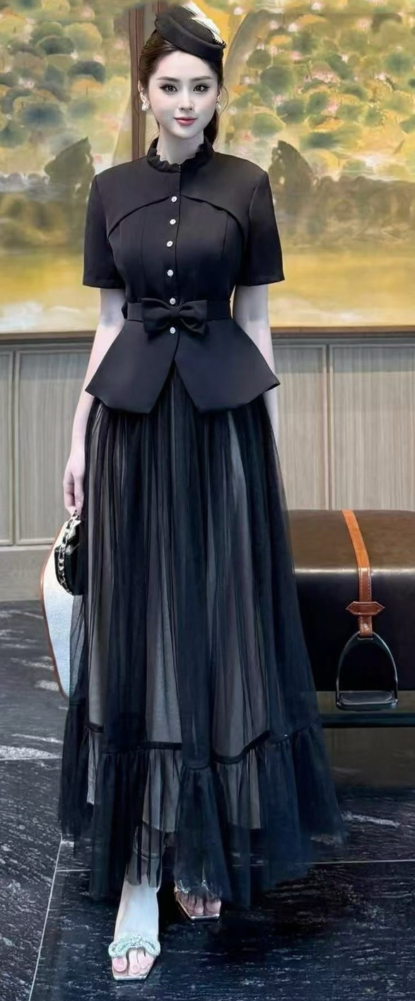 Set 2 ชิ้น สีดำเสื้อเบเซอร์คอจีนแขน ด้านหน้าดีเทลตีเกร็ตโค้งสวย และแต่งกระดุมดอกไม้เพชรเรียงยาวใช้งานได้จริงมาพร้อมเข็มขัดโบว์มรกระดุมแป๊ก มาคู่กับกระโปรงยาว แต่งผ้ามุ้งตาข่ายคลุมด้านนอกสีดำ มีชับในสีครีม(ซิปหลัง) งานสวย เนื้อผ้าดี คัตติ๊งเป๊ะคะ