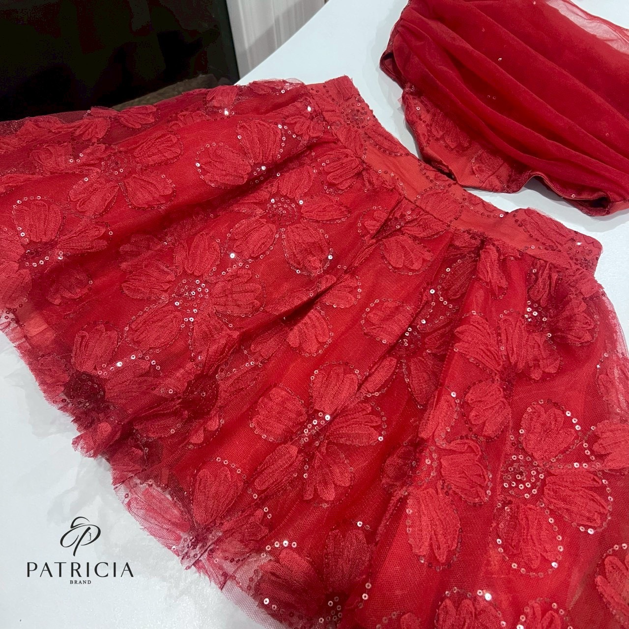 Set 2ชิ้น เสื้อ+กระโปรง🔥 เซ็ทนี้ตัวเสื้อเป็นทรงเกาะอกเข้ารูป ด้านบนจะมีสายถักติดดอกไม้เก๋ๆไว้สำหรับคล้องคอ ใช้ผ้าซีทรูสีแดงและมีซับในด้านในมีฟองน้ำอย่างดี เป็นงานซิปหลัง✨✨ มาคู่กันกับกระโปรงสีแดง ใช้ผ้าลูกไม้เนื้อดี นิ่ม ไม่คัน แลัมี