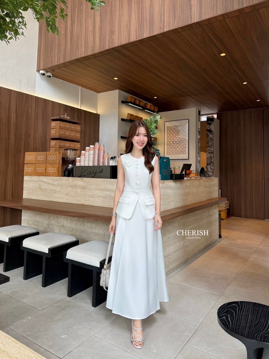 ชุดเซ็ท เสื้อ+กระโปรง สไตล์คุณหนู เรียบหรูดูผู้ดี เสื้อแขนกุดตัวยาวตกแต่งกระดุม มีกระเป๋า 2 ข้างใช้งานได้จริง มาพร้อมเข็มกลัดดอกไม้ จะติดตรงไหนก็ได้ตามใจชอบ ตัวกระโปรงบานเอวสูงจับจีบหน้ามีกระเป๋า 2 ข้าง ซับในอย่างดี จะใส่เดินห้างหรือไปงานสังสรรค์เข้าสังคม