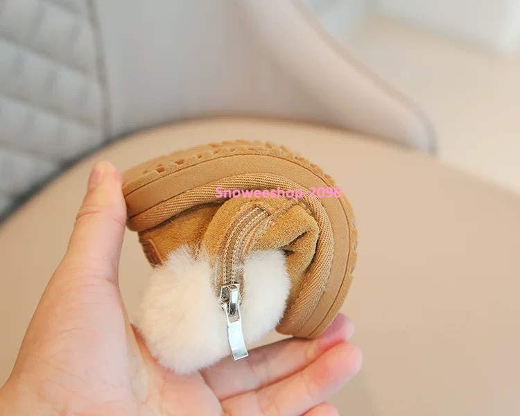 บู๊ตบุขน อุ่น นิ่ม เดินไม่ลื่น ไซส์ 15-25 สำหรับอายุประมาณ 1-3 ขวบ มีให้เลือก 3 สีละมุน น่ารักทุกสีเลย รองเท้าบู๊ตกันหนาวสำหรับเด็กเล็ก บุขนฟูทั้งตัว นุ่ม อบอุ่น ไม่บาดผิว สวมง่ายด้วยซิปข้าง แม่ไม่ต้องเหนื่อยใส่ให้นานเลยบู๊ตบุขน อุ่น นิ่ม เดินไม่ลื่น ไซส์