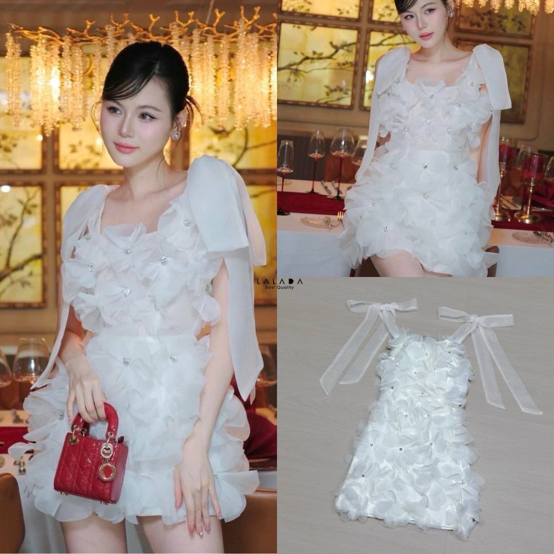 มินิเดรสสีขาว ปักดอกไม้ 3D สวยหรู ละมุนมากค่ะ สายผูกได้จามต้องการ