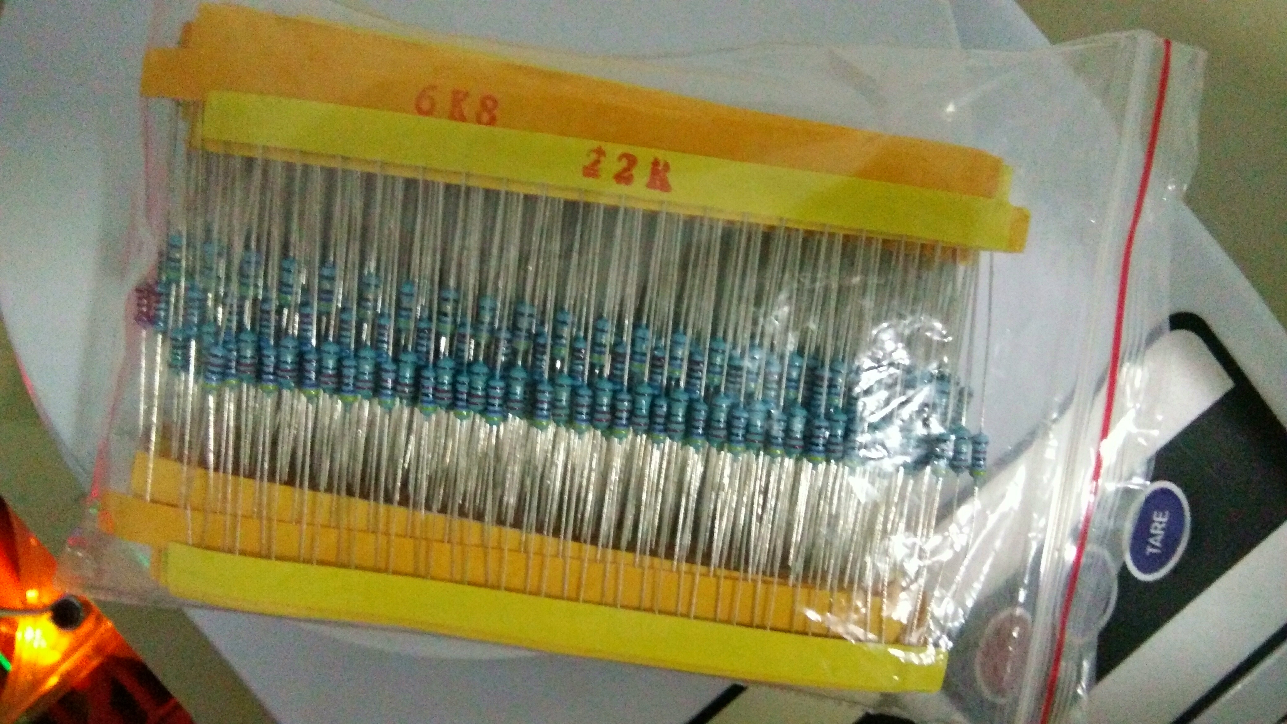 แพคเกจตัวต้านทาน 5 สีขนาด 1 / 4W 4.7K ยุโรป - 68K ยุโรปมีค่าความต้านทานทั้งหมด 24 ชนิดค่าละ10ชิ้น