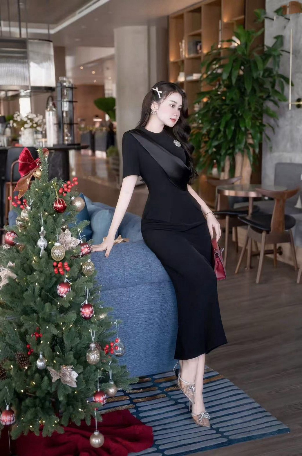 ชุดเดรสสีดำ แขนสั้นคอกลม แต่งผ้าคาดช่วงอก แต่งปกกระเป๋า ( ซิปหลัง) เพิ่มความหรูหราด้วยเข็มกลัดคริสตัสช่วงกระโปรงยาวทรงสอบ แต่งผ้าหลัง