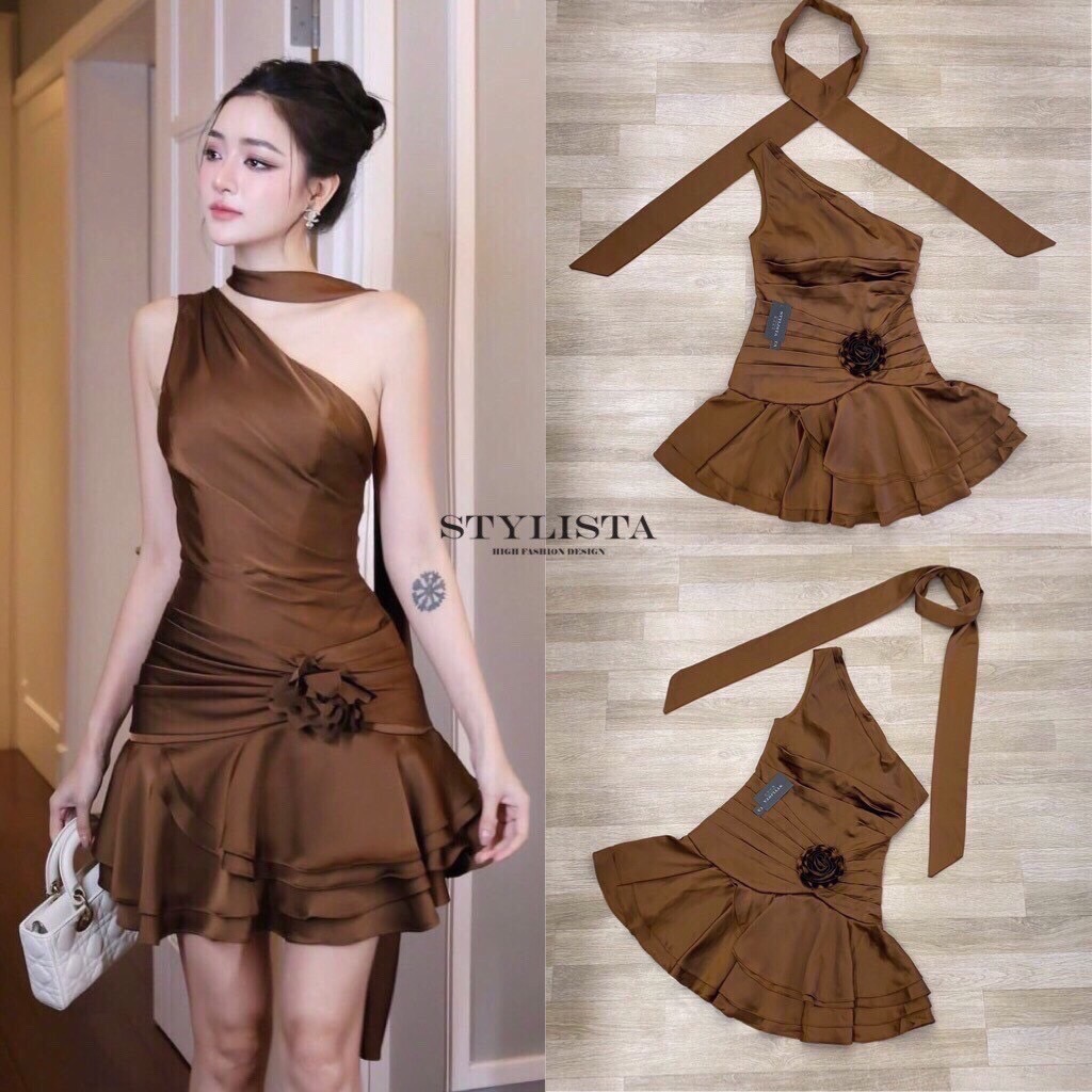 มินิเดรสกระโปรงพริ้วๆ ชั้นๆ แต่งดอกไม้ เย็บช่วงสะโพกให้เข้ารูป ใส่สวยเป๊ะๆ ดูสูงเพรียวหุ่นดี เปิดไหล่ข้างนึง ทีผ้าคล้องคอ ใส่สวยน่ารักมากๆ