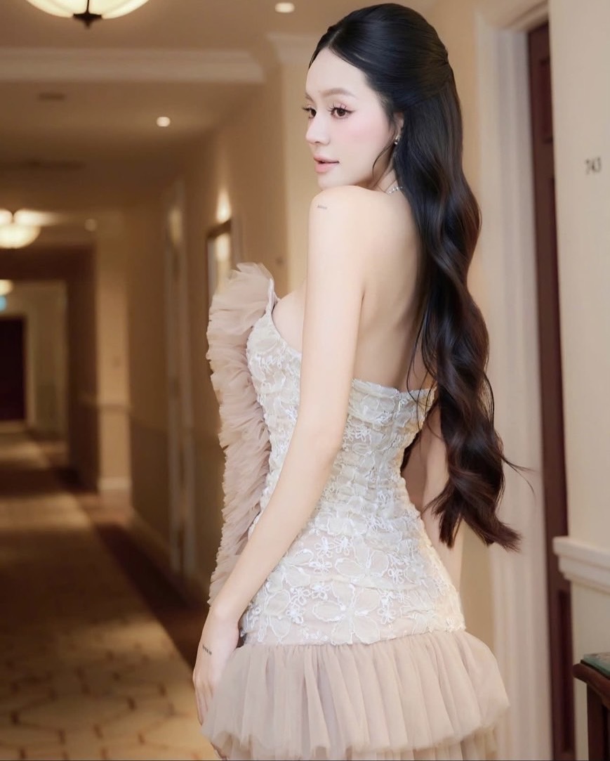 มินิเดรสเกาะอกรุ่นนี้สวยดูดีมากคร่าดีเทลแต่งผ้าลูกไม้ระบายเป็นชั้นทั้งชุด ลายผ้ามีความแวววาวเพิ่มความโดดเด่นและแต่งด้วยผ้าชีฟองจับจีบยาวช่วงตัว ชายกระโปรงแต่งระบายชั้นผ้าเดียวกัน มีกันลื่น ซิปหลัง ซับในอย่างดี ชุดนี้ใส่แล้วขับผิวสุดๆ