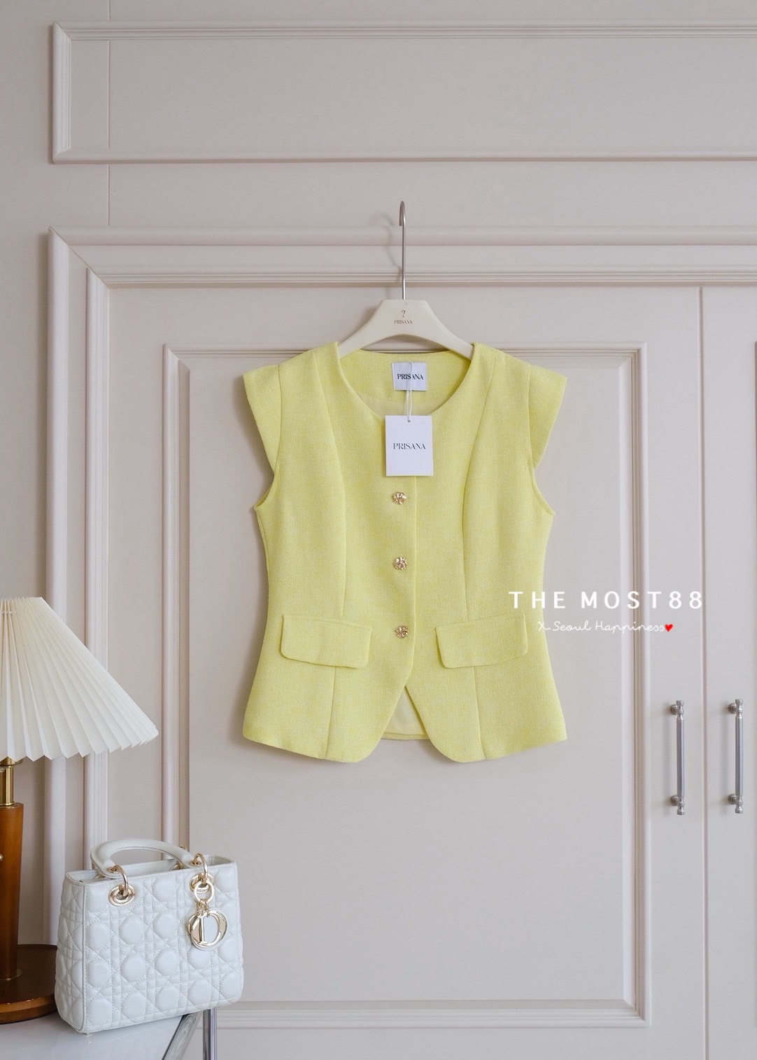 เสื้อดีเทลไหล่ล้ำแบบดูหรูดูดี งานผ้าทวีตเกรดแพง ใส่ไม่คันระคายผิว ตัดเย็บซับในแบบเดียวกับงานเบลเซอร์เกรดห้าง ดีเทลแต่งกระดุมโลหะสีทองสวยติดแกรม โอ้โหพลาดไม่ได้คร่าา