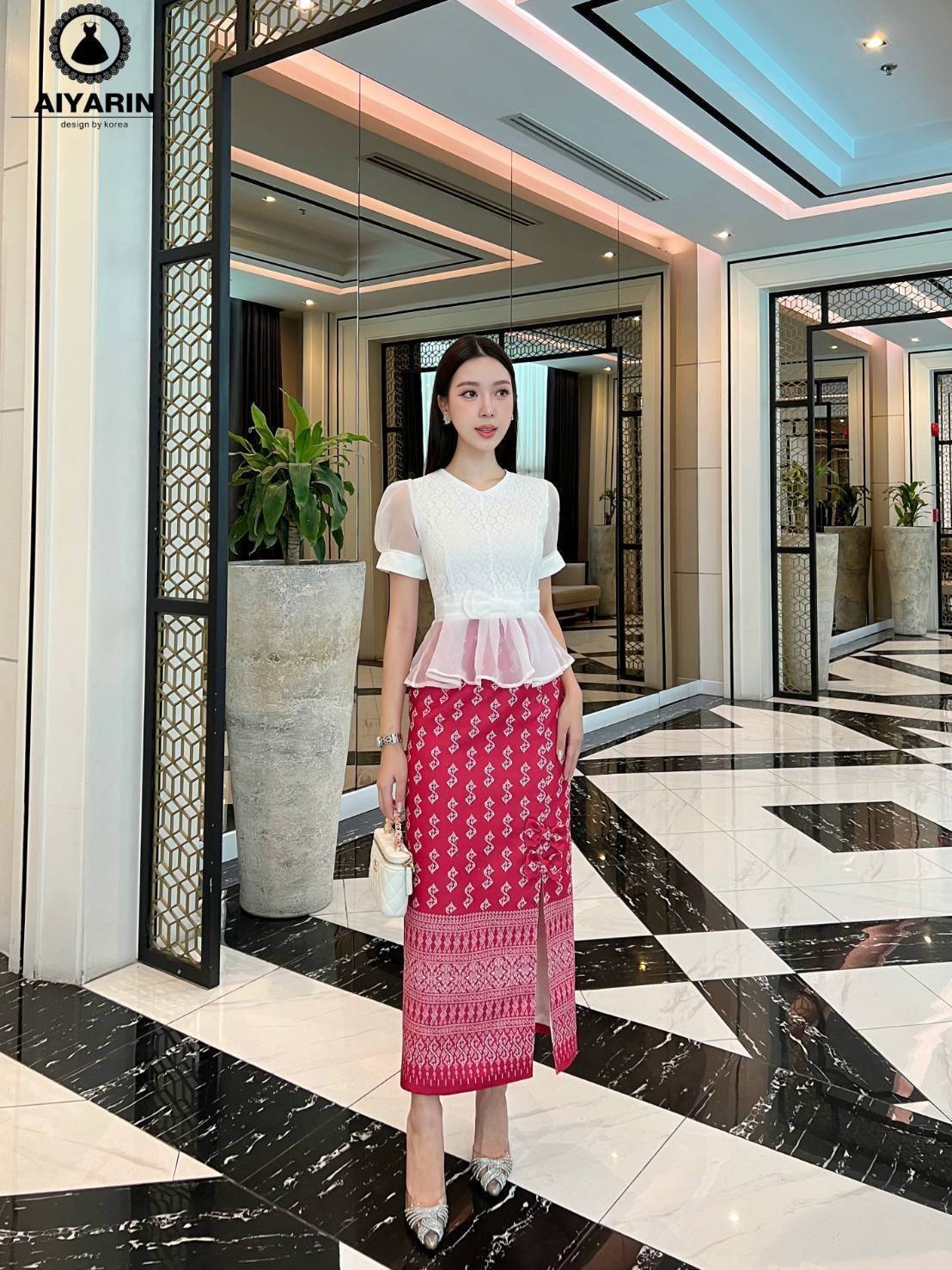 set เซ็ตชุดผ้าพิมลายไทยผ้าหนาสวยมาพร้อมกระโปรงพิมลายเนื้อดีมากหนามีน้ำหนักเนื้อดีผ้าหนา มากคะมีโบว์ตรงชายกระโปรงสวยเก๋น่ารัก ซับในอย่างดีเสื้อดูเก๋ๆเสื้อดูเก๋ทรงชายเสื้อระบายมีโบว์ตรงเอวเข้ากับกระโปรงมั้กๆมาพร้อมกระโปรงเข้าชุดผ้าพิมลายเนื้อดีดูสวย