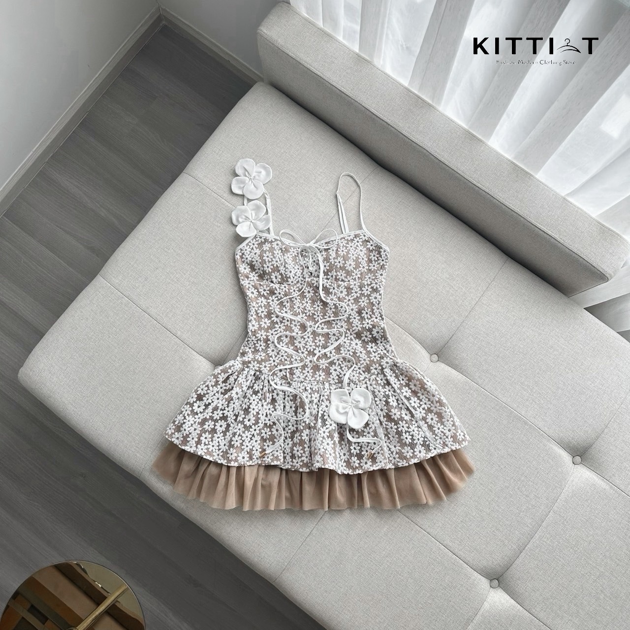 Details : Dress ชุดเดรสสายเดี่ยวสไตล์หวาน ตัวชุดตัดเย็บจากผ้าลูกไม้ลายดอกไม้สีขาวทั้งตัว ดีเทลตกแต่งด้วยริบบิ้นผูกไขว้ด้านหน้าเพิ่มความน่ารัก feminine มีดอกผ้าตกแต่งขนาดกลางบริเวณสายเดี่ยวและช่วงเอว