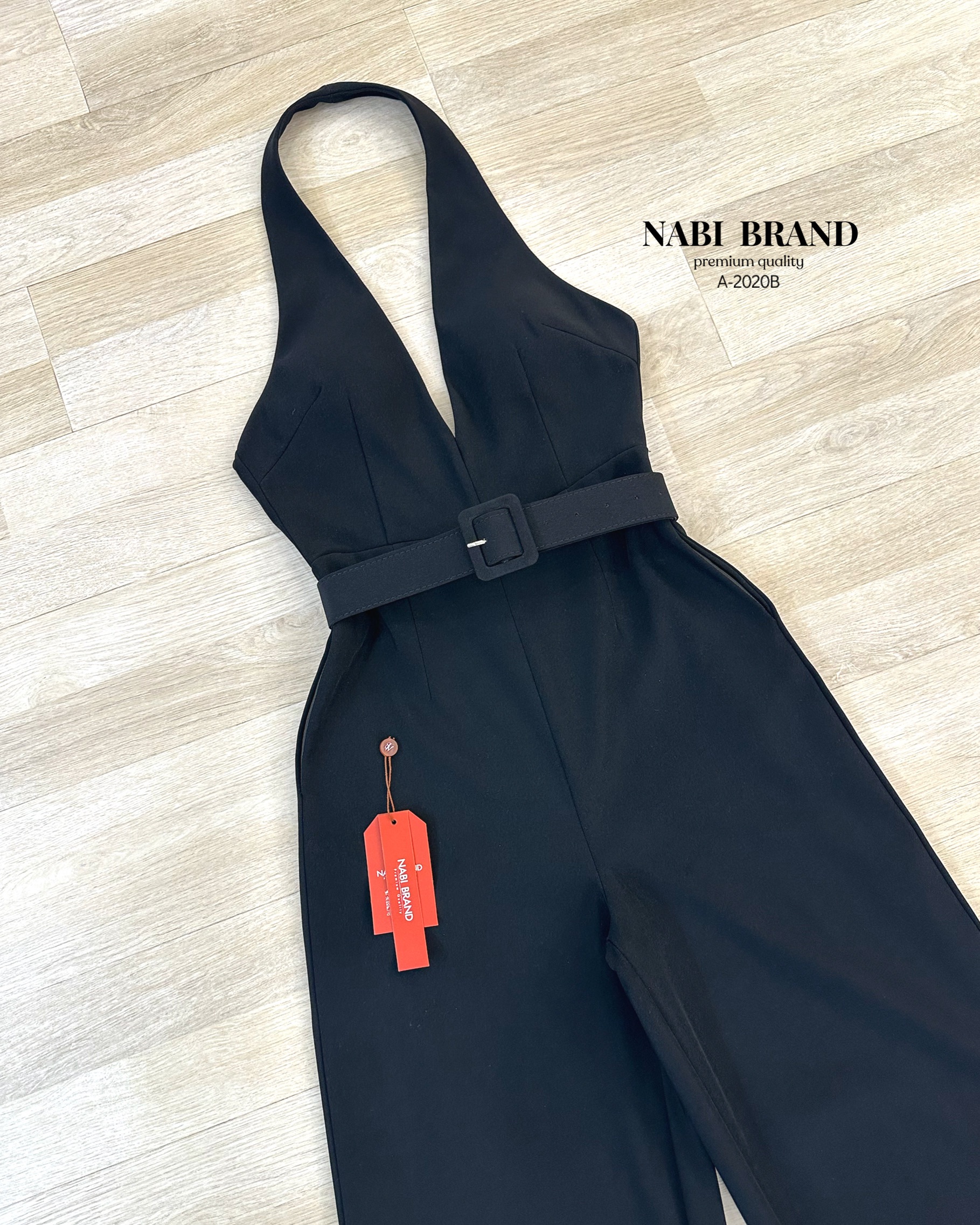 จั้มสูทขายาวทรงขาม้า สีดำทรงคล้องคอ ด้านหน้าเป็นทรงคอวี โชว์หลังแอบsexyหรูไฮมากค่ะ เพิ่มกระเป๋า2ข้าง ใช้งานได้จริง มาพร้อมกับเข็มขัดรัดเอว บอกเลยว่ารุ่นนี้คือ ใส่สวย ดูสูงผอมเพรียว ที่สำคัญเนื้อผ้าดี มีฟองน้ำ มีซับในอย่างดีค่ะ ความยาวกำลังดีไม่รั้งเป้าแน่