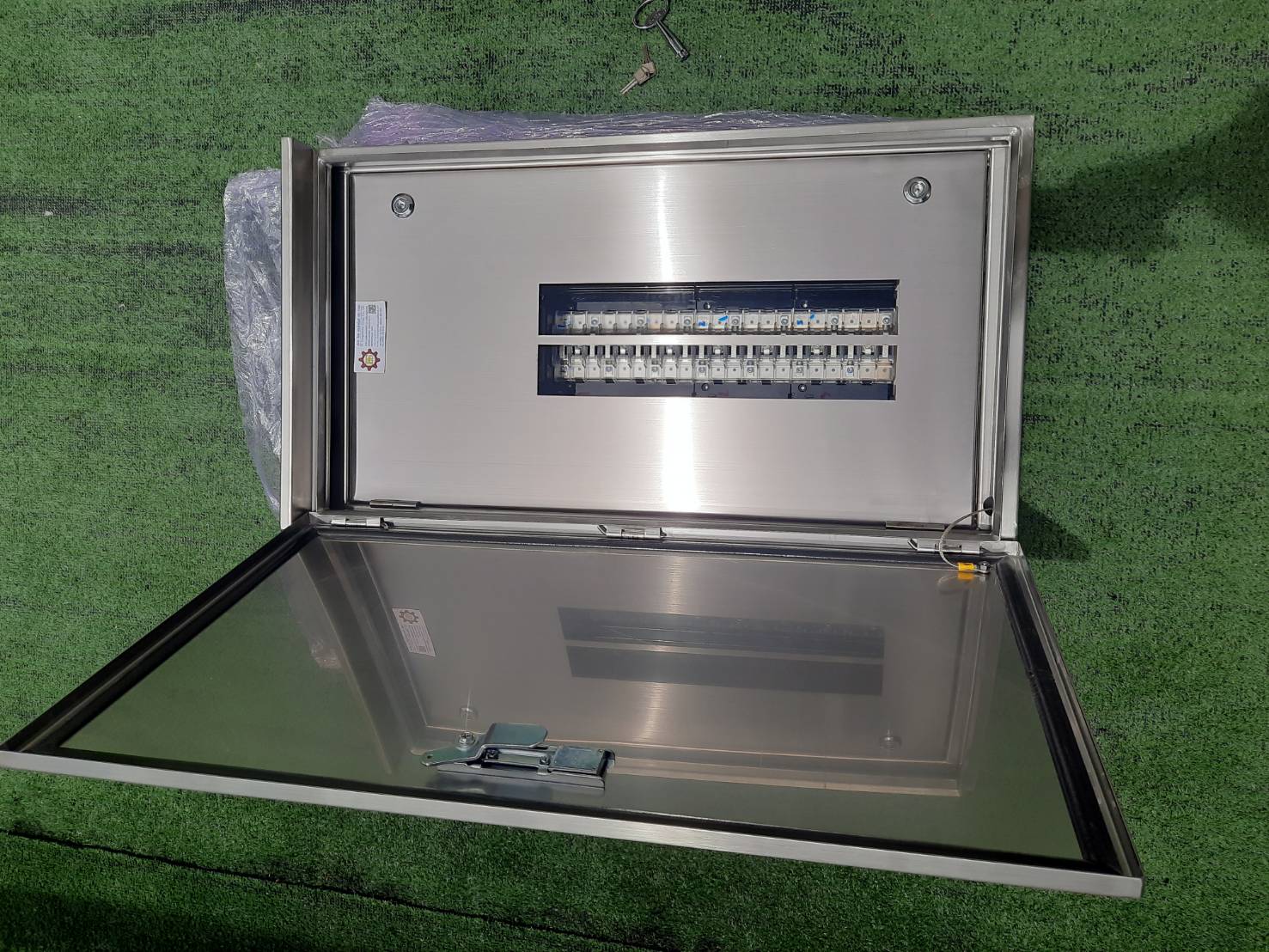 Main LUG 250A ตู้สแตนเลส 304 มีหลังคาสโลป W450xH800xD152mm. (42ช่อง)