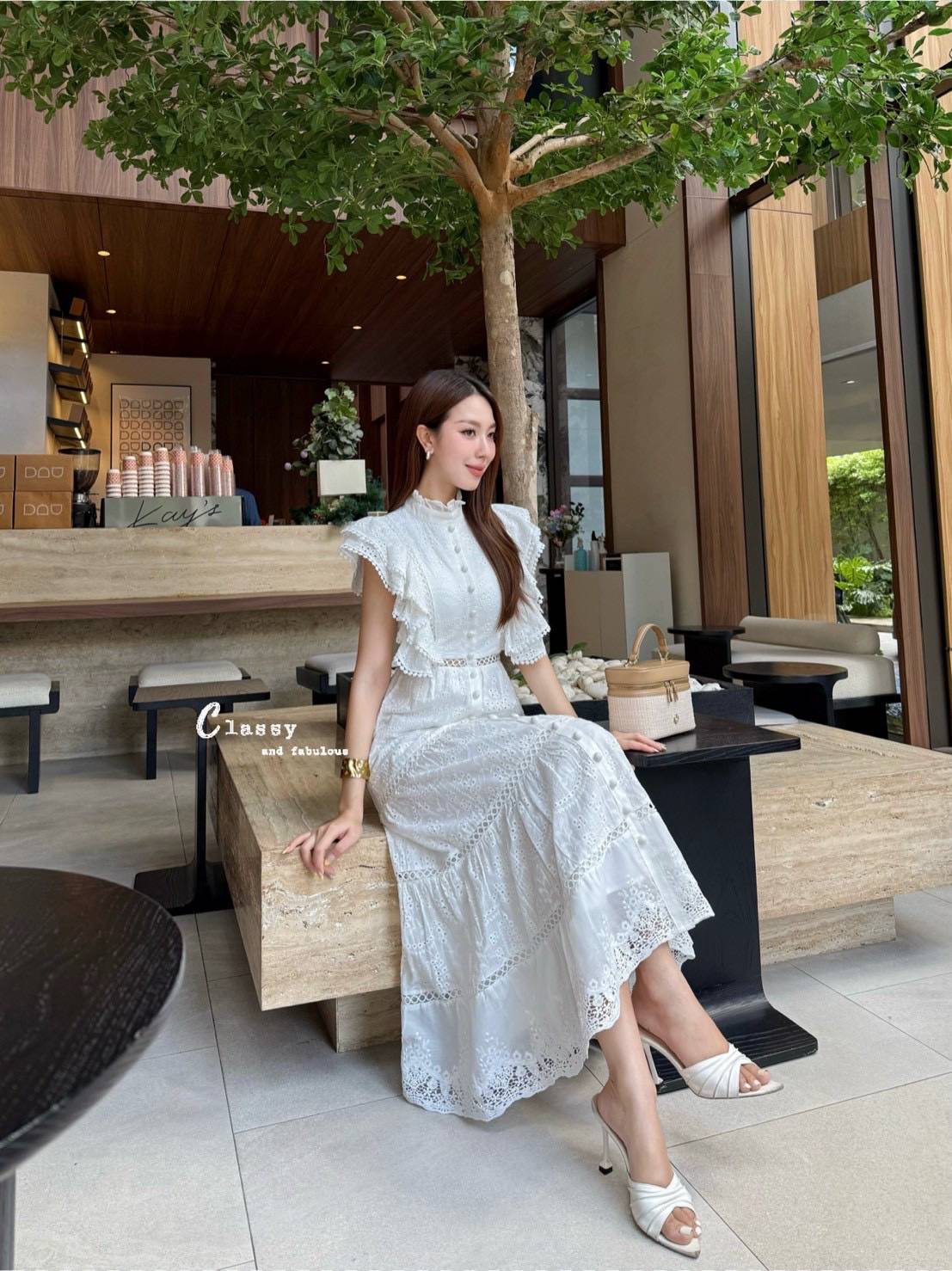 เดรสผ้าลูกไม้ลายฉลุทั้งตัว คอปีนมีระบายรอบคอ และเป็นกระดุมด้านหลังคอ แขนทำระบาย2ชั้นปิดต้นแขนและมีวงกลมเล็กๆที่ปลายแขน ตรงกลางชุดติดกระดุมไล่ลงมาจากอกถึงปลายกระโปรง ช่วงกระโปรงทรงสวยมาก