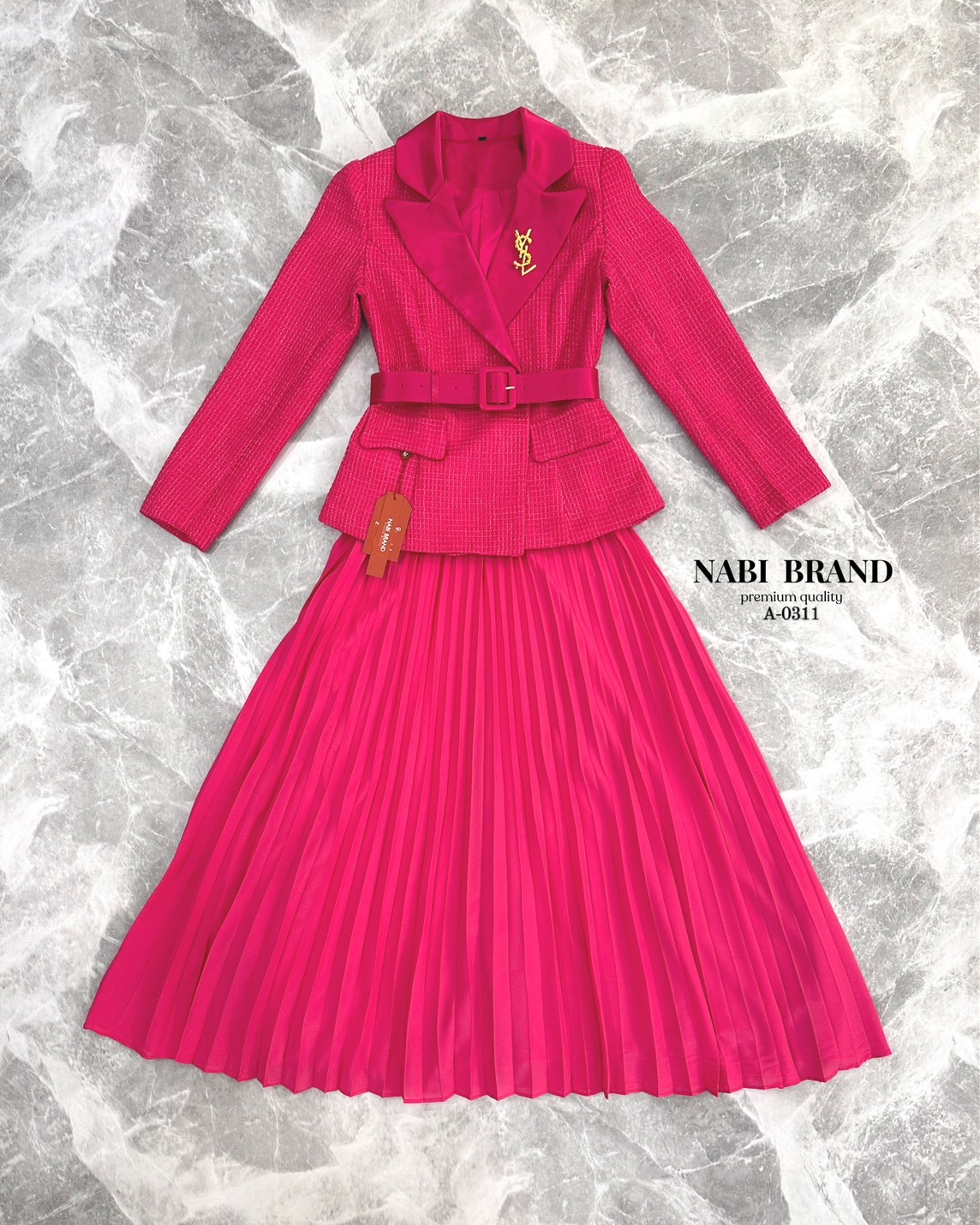 ชุดเซ็ตเสื้อคลุมแขนยาวดีไซน์ชุด สวยหรูดูแพง ปกคอแต่งด้วยผ้าSATINเงา ติดกระเป๋าหลอก2ข้าง มีกระดุมตรงกลาง 2เม็ด มาคู่กับกระโปรงอัดพลีทซิปข้าง มีเข็มกลัดและเข็มขัดมาให้ในเซ็ต ใส่แมทส์กันคือ สวย หรู ดูผู้ดีมาก ดีไซน์มาให้แบบผ้า 2ชนิด เสื้อคลุมใช้ผ้าทวิต กระโป