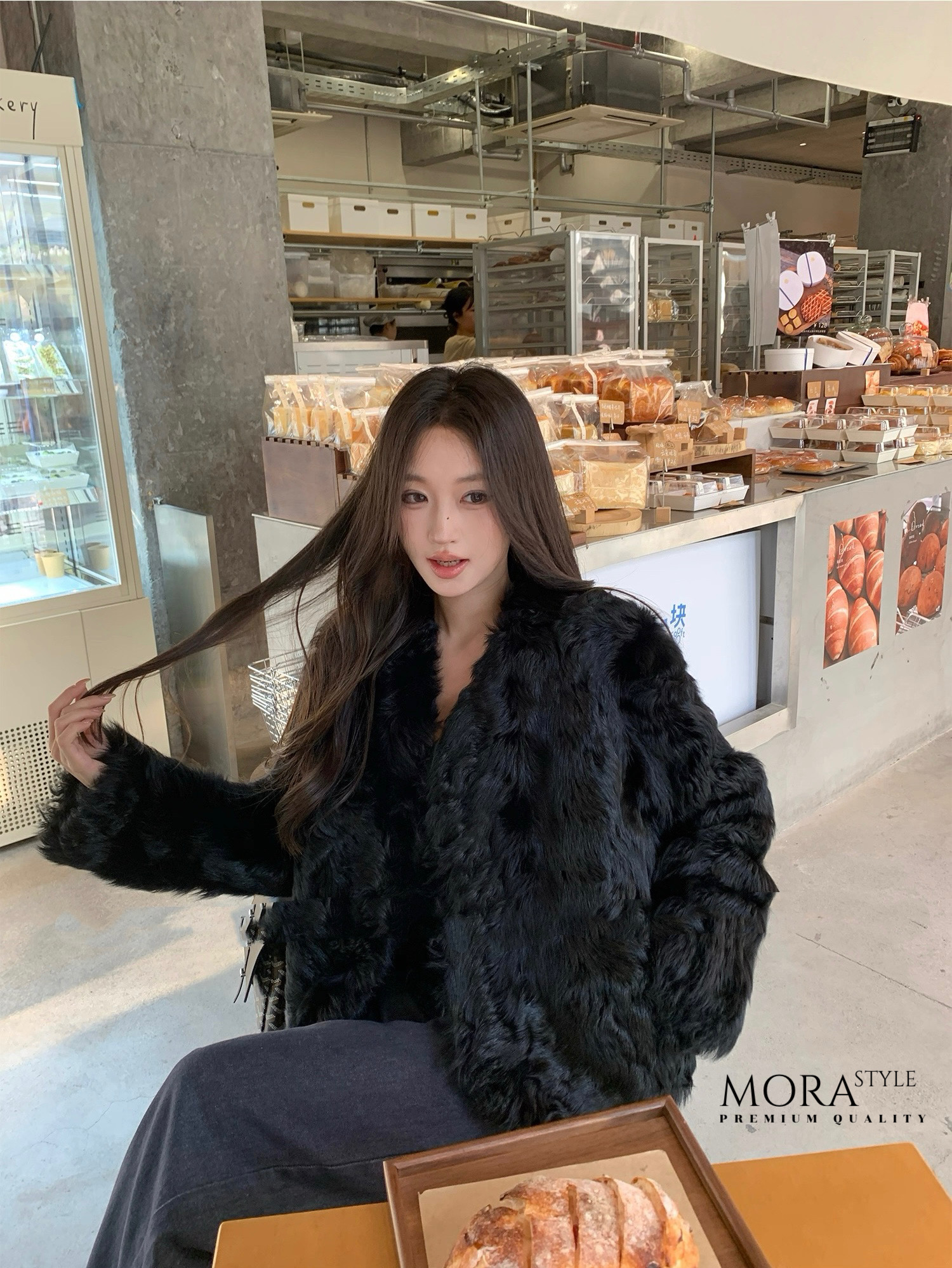 เสื้อคลุมแขนยาวแต่งขนทั้งตัว งานสวยแพง เหมาะกับแฟชั่นหนาวนี้สุดๆ ดีไซน์ออกมาเก๋ งานคือน่ารักมากค่ะ สาวๆต้องมีติดตู้นะคะ