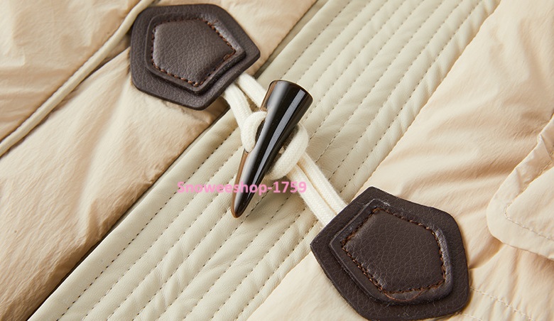 Down Jacket Coat เสื้อกันหนาวของผู้หญิง ทรงโอเวอร์ไซใส่แบบหลวมๆ แต่งปกเฟอร์และกระดุมแบบวินเทจ ผ้าเคลือบสารสะท้อนหยดน้ำ กันหนาว กันลม กันหิมะ ใส่ติดลบได้ดี มี 2 สี