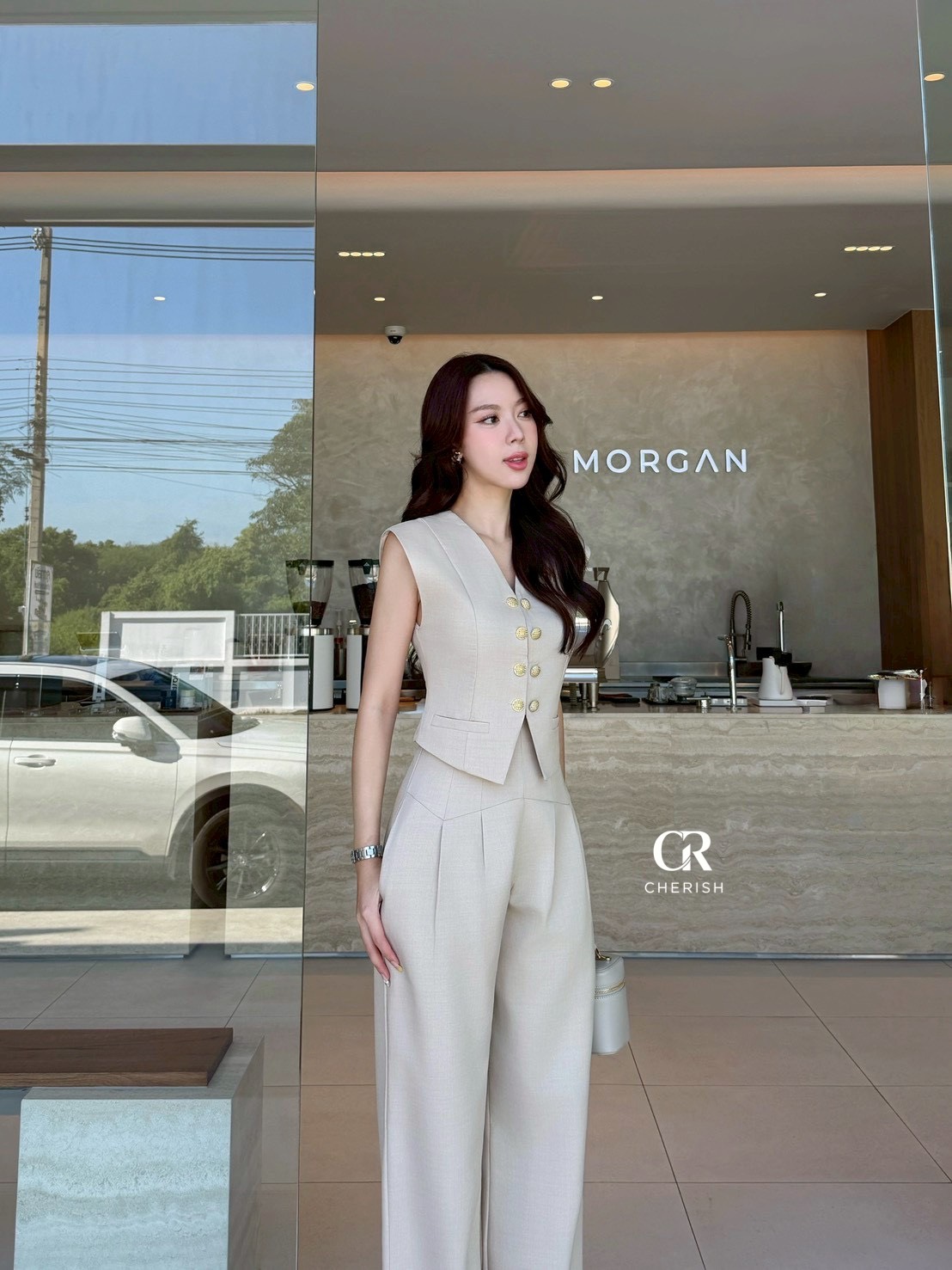 ชุดเซ็ท เสื้อ+กางเกง ตัวเสื้อคอวี แต่งกระดุมสีทองทำให้ดูเก๋มากยิ่งขึ้น มาพร้อมตัวกางเกงเอวสูงขากระบอกใหญ่ใส่สบาย มีกระเป๋า 2 ข้างใช้งานได้จริง ชุดสวยโดดเด่นแบบใหม่ ต้องมีนะคร่า