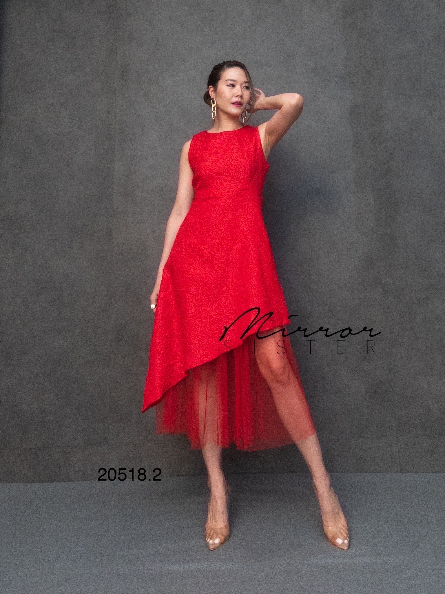 MiRRoRSiSTER’s LeNNoXA JACQuARD DReSS•• เดรสแขนกุดผ้าjacquard ทอลายดอกนูนสวยมาก แพทเทรินสวยงามใส่ง่าย ใครใส่ก็เริ่ดละมุน ช่วงบนเป็นคอกลมแขนกุด ด้านล่างกระโปรงทรงA มีดีไซน์เฉียงสโลปแต่งชายมุ้งน่ารัก บอกเลย..ใส่ดี..ใส่สวยจริงๆ ตอบโจทย์ทุกEVENT สวยทุกสี ชุดน