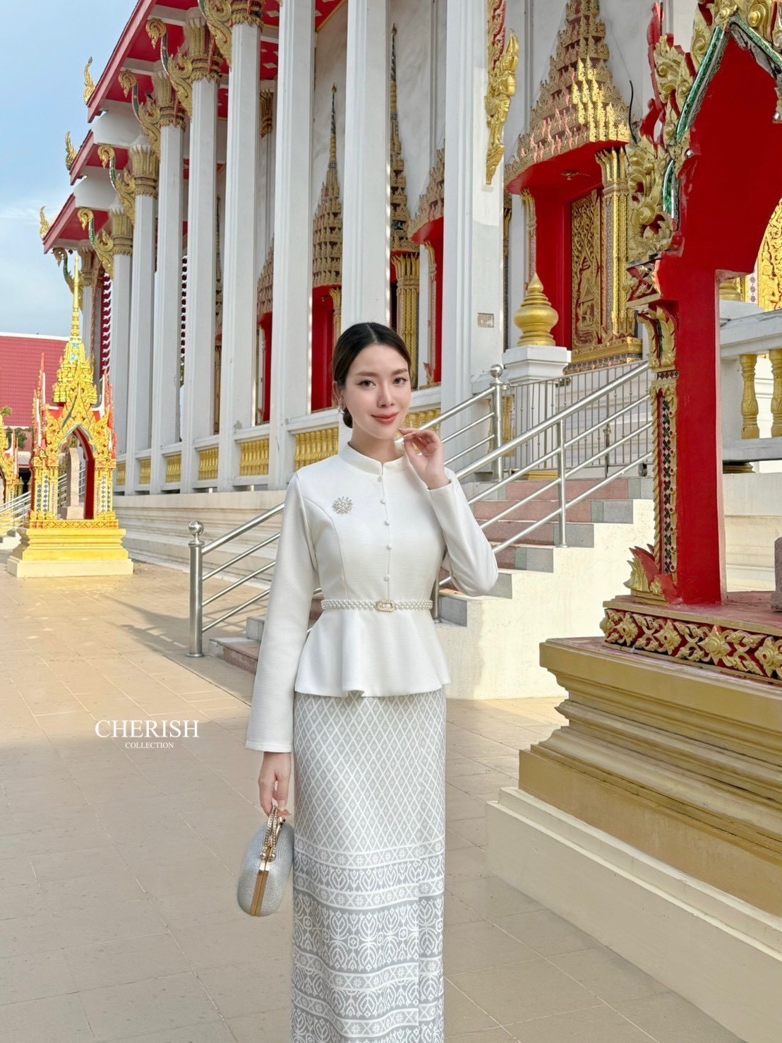 เซ็ท ชุดไทย 4 ชิ้น ตัวเสื้อคอกลมแขนยาวชายระบาย ตกแต่งกระดุมซิปหลังมีฟองน้ำเสริมอก ตัวกระโปรงผ้าพิมท์ลายผับจีบหน้า ผ่าหลังพร้อมซับในอย่างดี มีเข็มขัด+เข็มกลัดแถมให้ด้วย จะใส่เข้าพิธีสำคัญ งานบุญ งานมงคลสมรส จะไปงานไหนรับรองเด่นสุดๆเลยค่า🩷