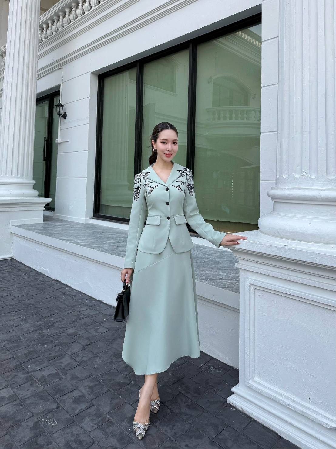 set เสื้อสูท+ กระโปรง เสื้อสูทเนื้อผ้าดีมากๆคะปักลายดอกไม้ตรงเสื้อผ้าหนามากคะ ซับในอย่างดีเสื้อดูเก๋ๆผ้าหนาสวยเก๋มากมาพร้อมกระโปรงยาวเป็นซิปซ่อนทำให้ดูไอโซละผอมเพรียวผ้าอัดกาวอย่างดีมีซับในหั้ยคะทรงสวยมากชุดใส่ได้หลายเเบบสวยเก๋ดีต่อใจจริงๆใส่แล้วดูเป็นสาว
