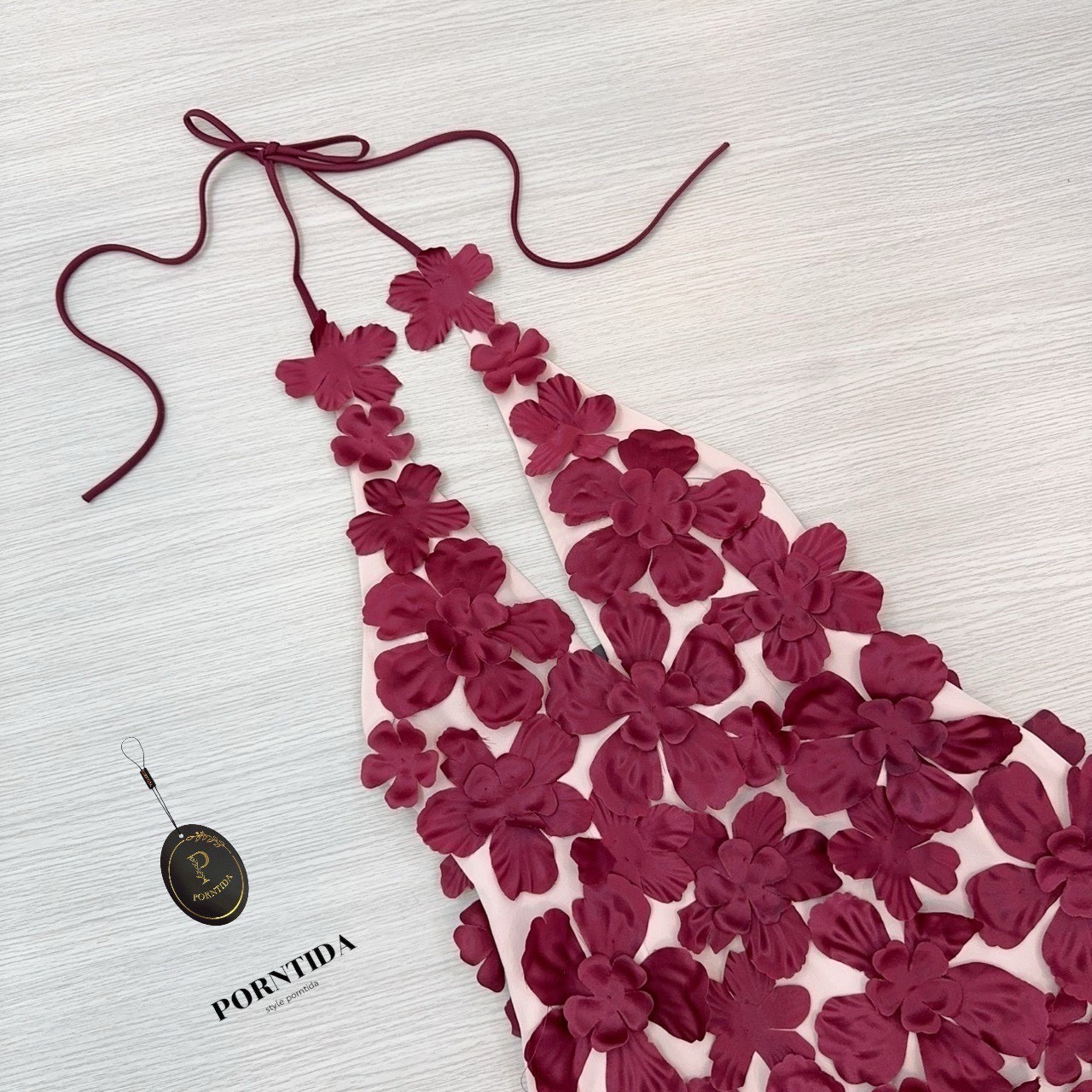 ชุดคล้องคอดอกไม้สีแดง หน้าอกเสริมฟองน้ำเป็นงานซิปหลังเป็นงานผูกคอแต่งด้วย detail ดอกไม้ 3-D ทั้งชุดตัวเดรสเป็นสีครีมรุ่นนี้ สวยเกิน