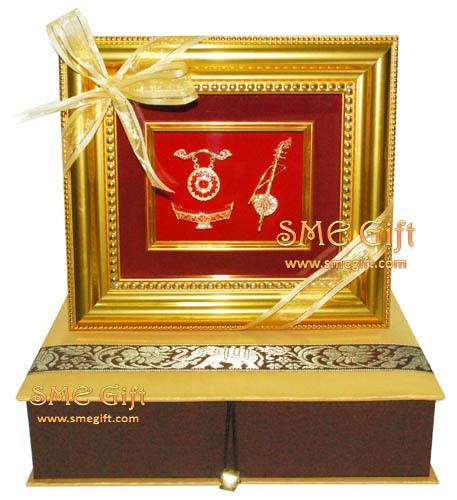 กรอบรูปหลุยส์ เครื่องดนตรีไทย+กล่องผ้าไหม 000806 ชิ้น