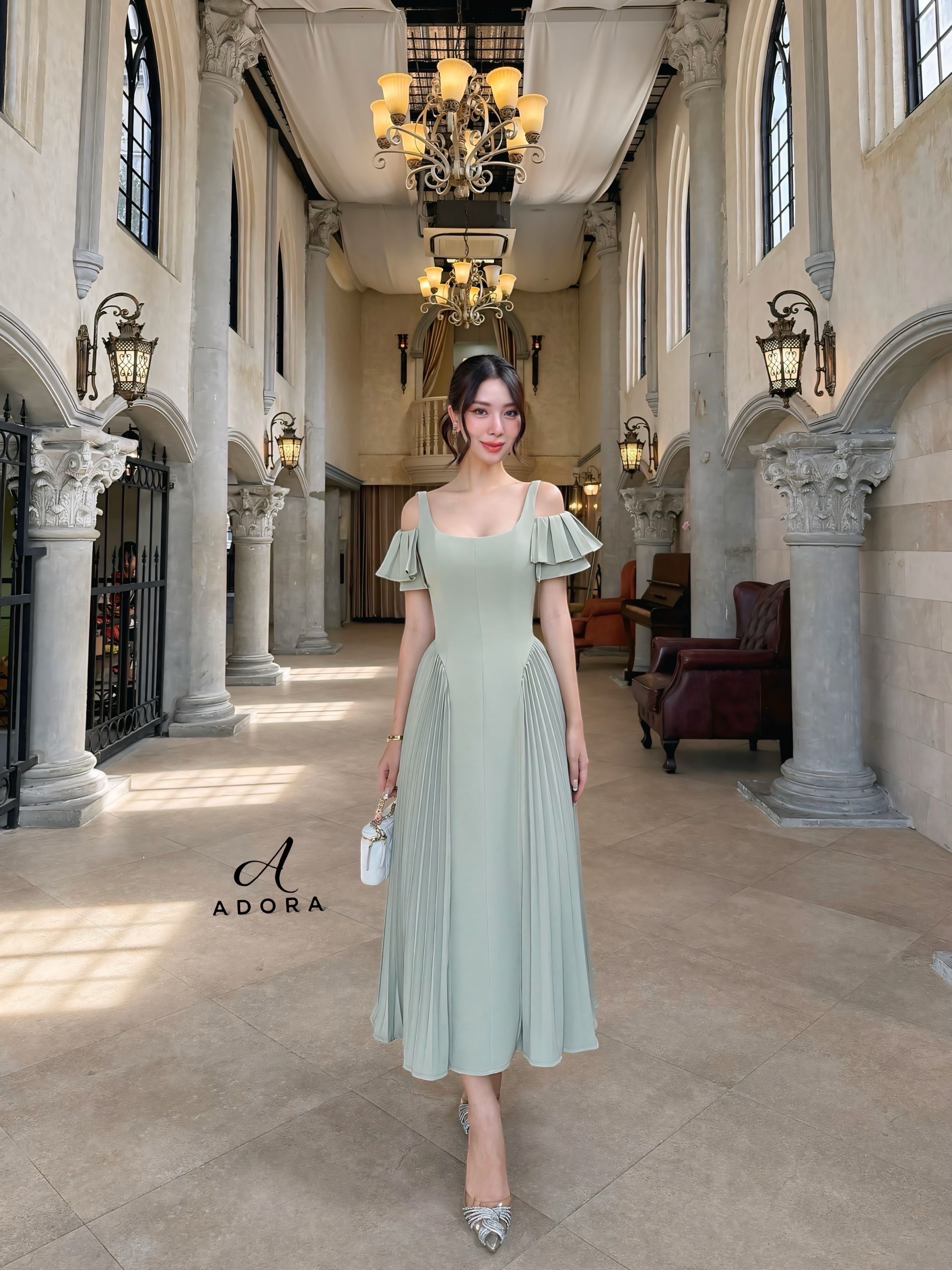 เดรสดีไซน์สายเดี่ยว แต่งดีเทลช่วงแขน ตัวเดรส ใช้ผ้าเนื้อผ้า เกรดพรีเมี่ยมทั้งตัว เนื้อผ้ามีคุณภาพ ใส่แล้วเก็บทรงดูหุ่นเพรียว แต่งดีเทลอัดพลีทด้านข้างทั้งสองข้าง งานมีซับใน งานซิปหลัง สาวๆใส่ออกงาน