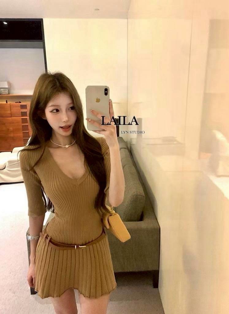 Tag : LAILA Detail: มินเดรสงานผ้าไหมทอแต่งคอวีงานผ้านุ่มๆมาในโทนสองสีดำ/น้ำตาลชาพร้อมสายเข็มขัดหนังเพิ่มความโดนเด่น ตัวกระโปรงแต่งจีบรอบตัวพร้อมซับใน ลุคนี้น่ารักมากค่า สวยง่ายๆ สบายๆ #byLaila #เดรสไหมพรม #เดรส #เดรสผู้หญิง #มินิเดรส #กระโปรงจีบ #กระโปรงจ