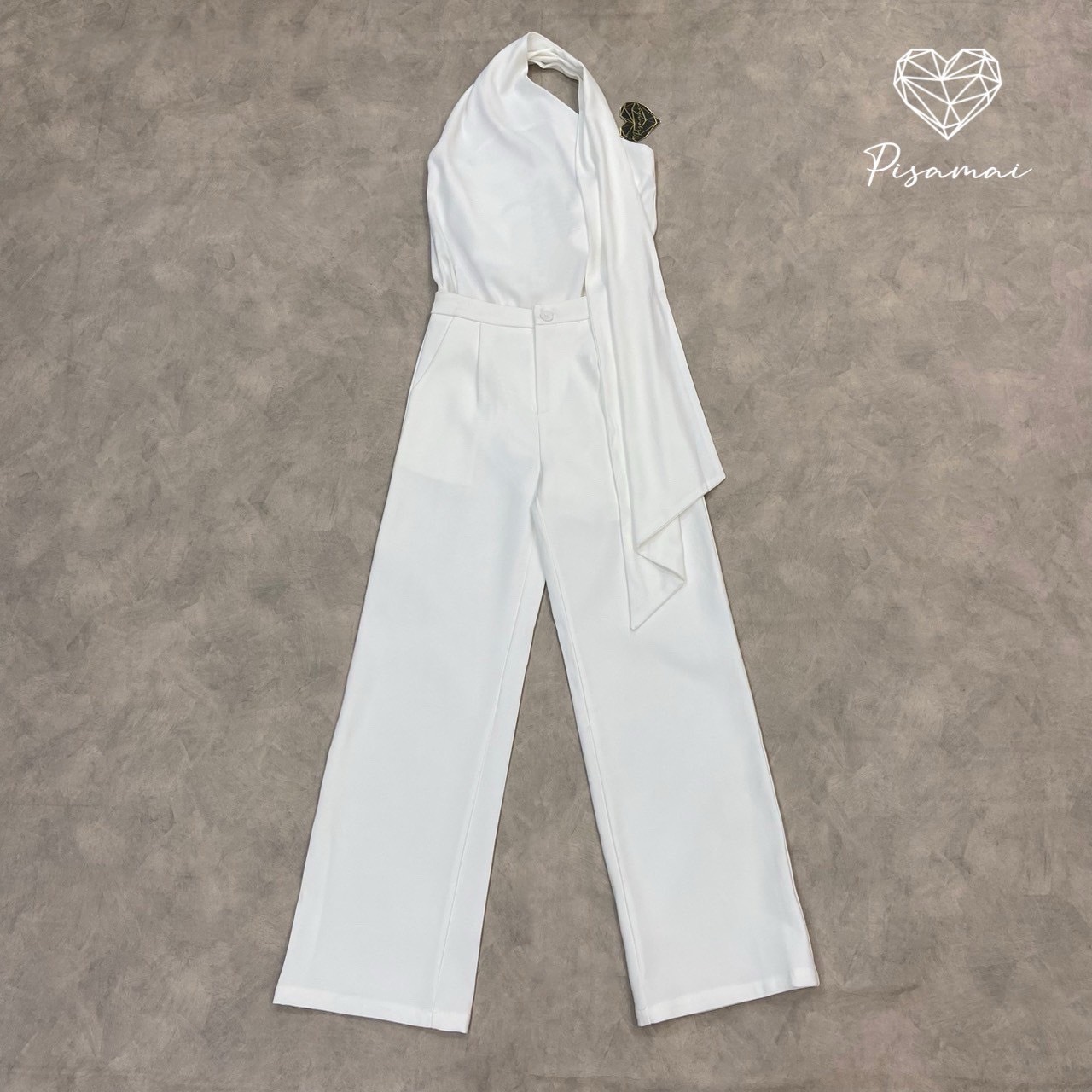 เซ็ตแขนกุดสีขาวดีเท็ลหางปลายาวพาดคอ มาคู่กับกางเกงขายาวสีขาวเข้าเซ็ต เก็บทรงดีมาก เฟียสๆ แกรมๆ ได้ไม่ซ้ำใคร