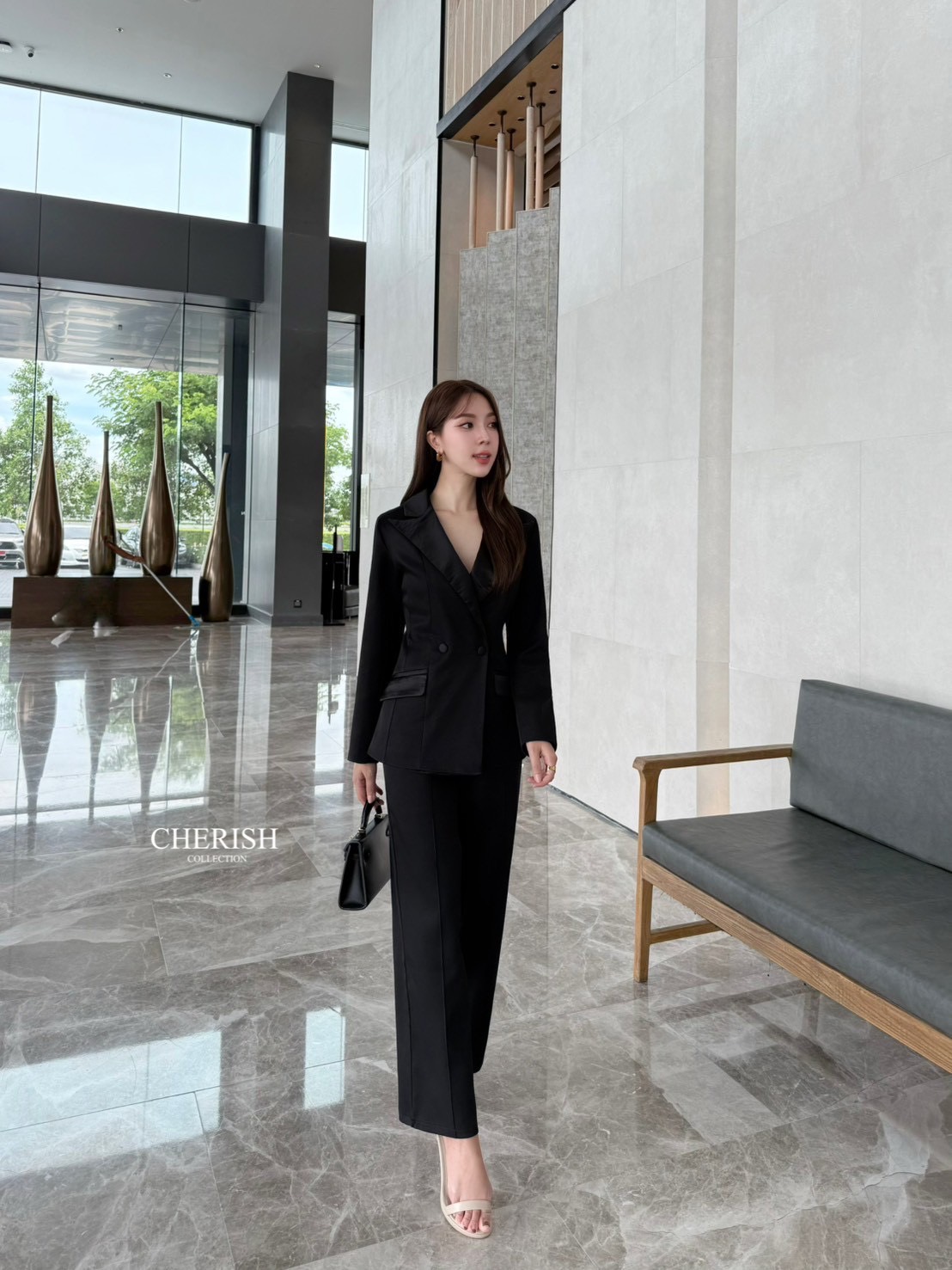 Setsuit เสื้อ+กางเกง ที่เรียบหรูดูแพง ทรงสวย ใช้ผ้าดี ตัวเสื้อสูทแขนยาวคอปกช่วงคอและกระเป๋าตกแต่งผ้าซาติน ตัวกางเกงเอวสูงขากระบอกใส่แล้วขาดูเรียวยาวสุดๆ ชุดนี้ใส่แล้วเด่นสุดๆ ต้องมีสักชุดแล้วนะคะ