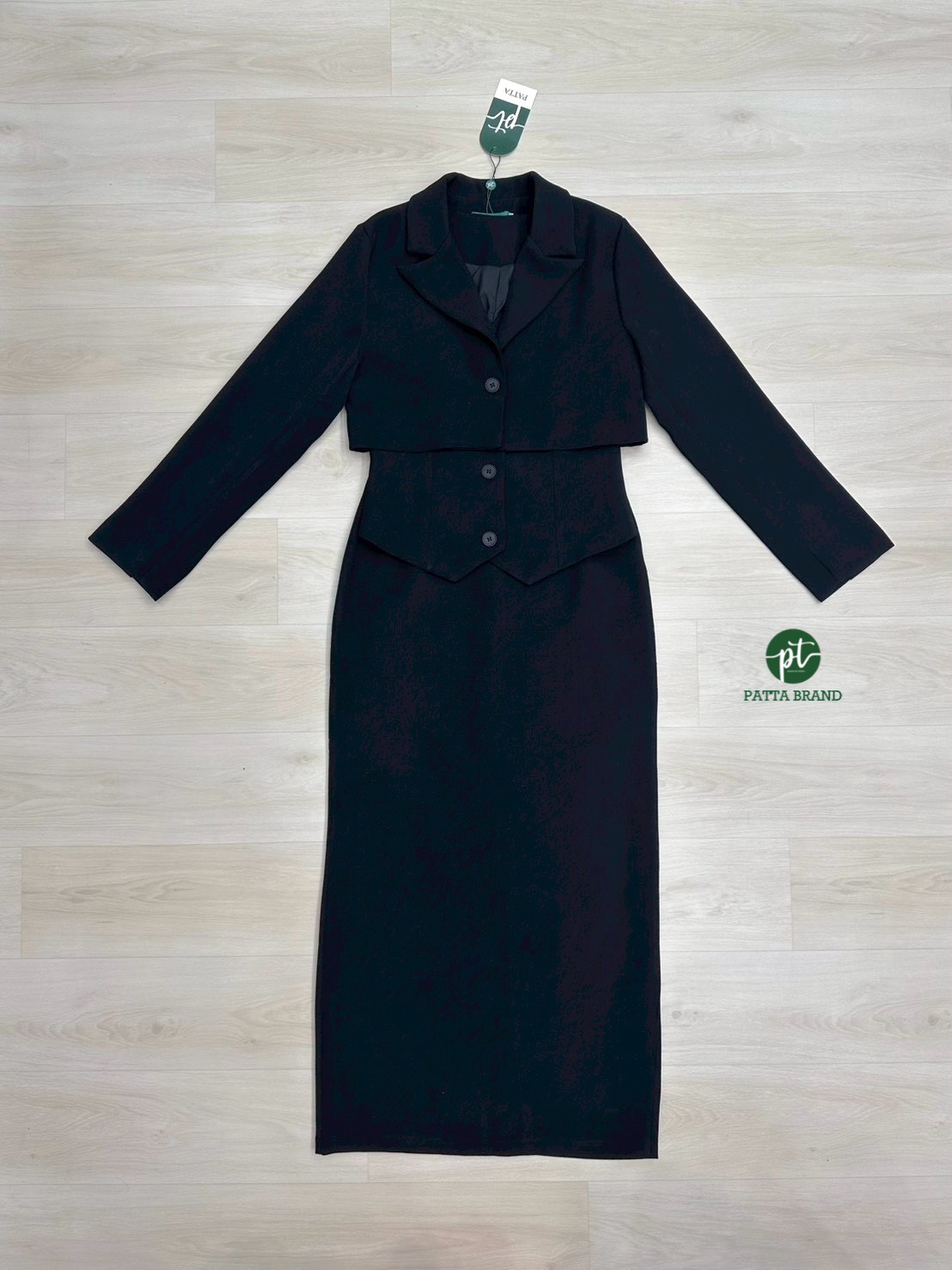 เซต3ชิ้น สีดำ เสื้อคลุมแขนยาวตัวสั้นมีกระดุมหน้า มาคู่กับเสื้อแขนกุดตัวในมีกระดุมหน้าเรียงยาว ดีไซน์สวย คุ้มสุดๆ มาพร้อมกับกระโปรงยาวทรงสอบ และดีเทลผ่าหลังดีไซน์สวย (มีซิปหลัง) เย็บซับในอย่างดี ทรงสวยแพทเทิร์นเป๊ะมาก