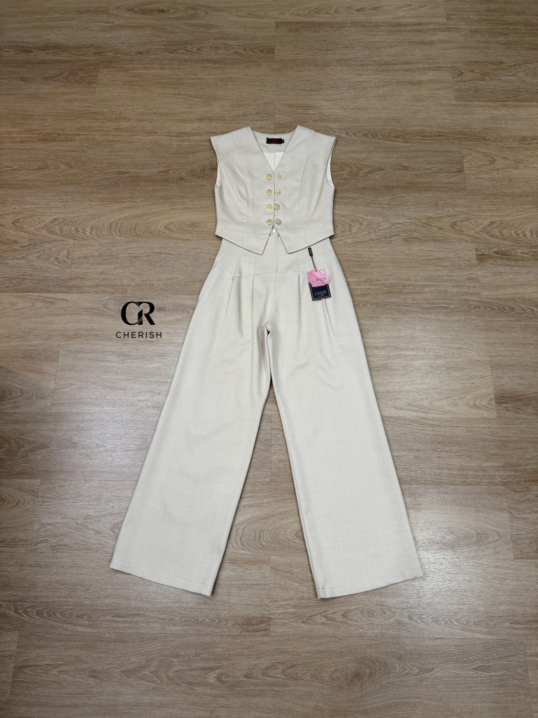 ชุดเซ็ท เสื้อ+กางเกง ตัวเสื้อคอวี แต่งกระดุมสีทองทำให้ดูเก๋มากยิ่งขึ้น มาพร้อมตัวกางเกงเอวสูงขากระบอกใหญ่ใส่สบาย มีกระเป๋า 2 ข้างใช้งานได้จริง ชุดสวยโดดเด่นแบบใหม่ ต้องมีนะคร่า