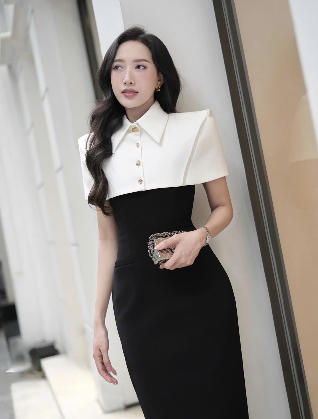 เดรสยาวสีดำพร้อมปกคลุมเสื้อคอปกสีขาวดีเทลกระดุมสีทองสวยมาก เดรสเข้ารูปแขนกุดทรงยาวผ่าด้านหลังอกมีฟองน้ำเสริมและซิปด้านหลัง งานเนื้อผ้าดีมาก การันตีงานคุณภาพ คัตติ้งประณีตใส่ใจทุกรายละเอียดของงาน