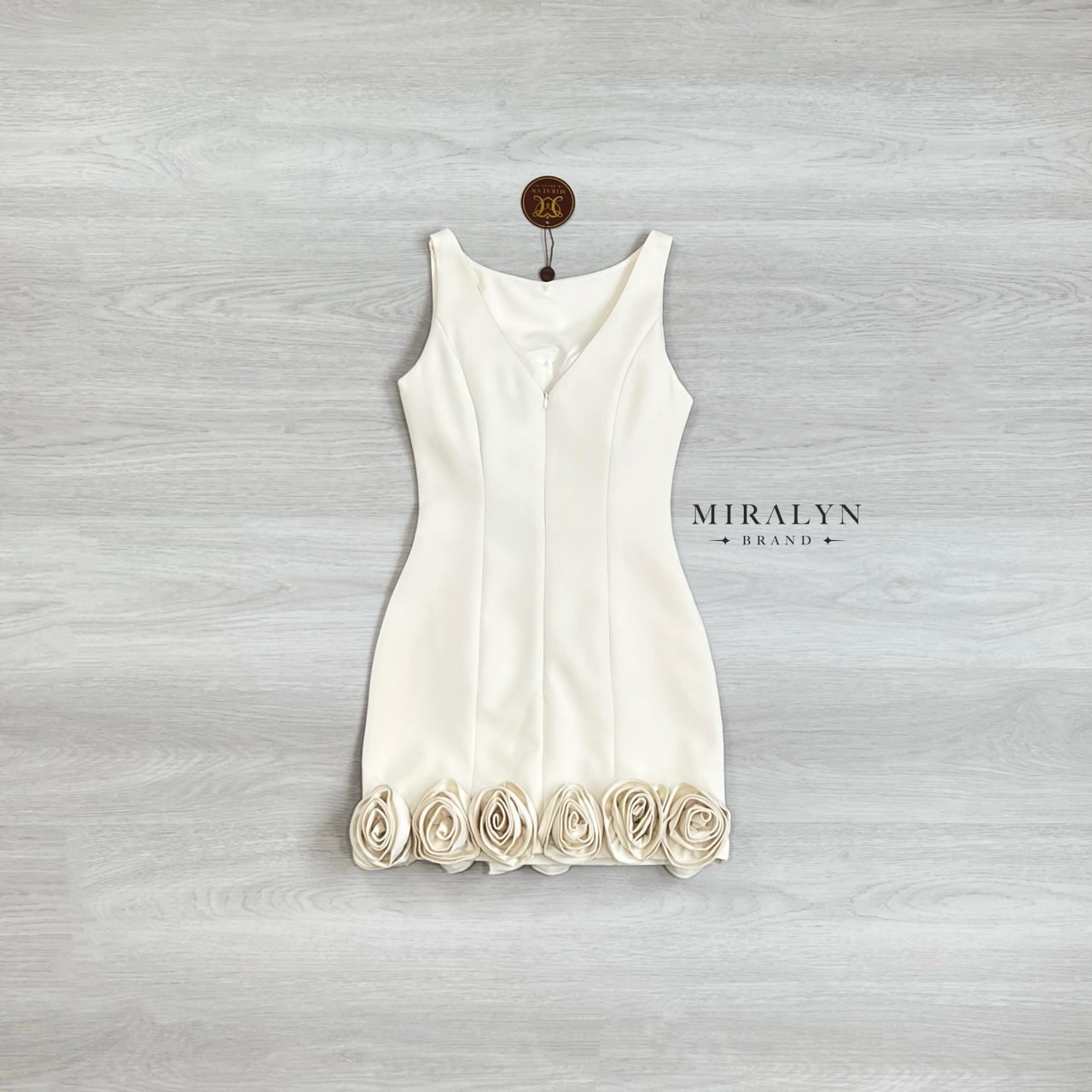 เดรสสีครีมแขนกุดทรงเข้ารูปแต่งดีเทลสุดเก๋ด้วยดอกไม้รอบชุดที่ชายกระโปรงทำให้ชุดดูเก๋น่ารักและแต่งกระดุมแต่งที่ชุดงานเสริมฟองน้ำที่อกมีซับในและซิปด้านหลัง #Miralynstudio#Miralynbrand#miralynชุดออกงาน#เดรสออกงาน#ชุดดินเนอร์