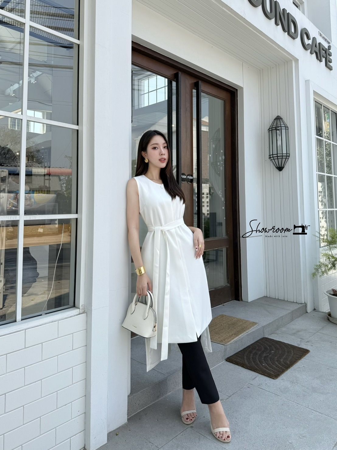 𝙨𝙚𝙩 เซ็ตเสื้อแขนกุดตัวยาวกระดุมหน้า ดีไซน์เก๋หน้าสั้นหลังยาว เจาะกระเป๋าข้าง สีขาว + กางเกงขายาวสีดำเจาะกระเป๋าข้างซ้ยขวา + สายผ้าคาดเอวเข้าเซ็ต ใช้ผ้าอย่างดี อัดกาว ทรงสวยมากค่ะรุ่นนี้ ชุดบุซับ ผ้าคือดีมีน้ำหนัก แพทเทิร์นสวย มาในโ