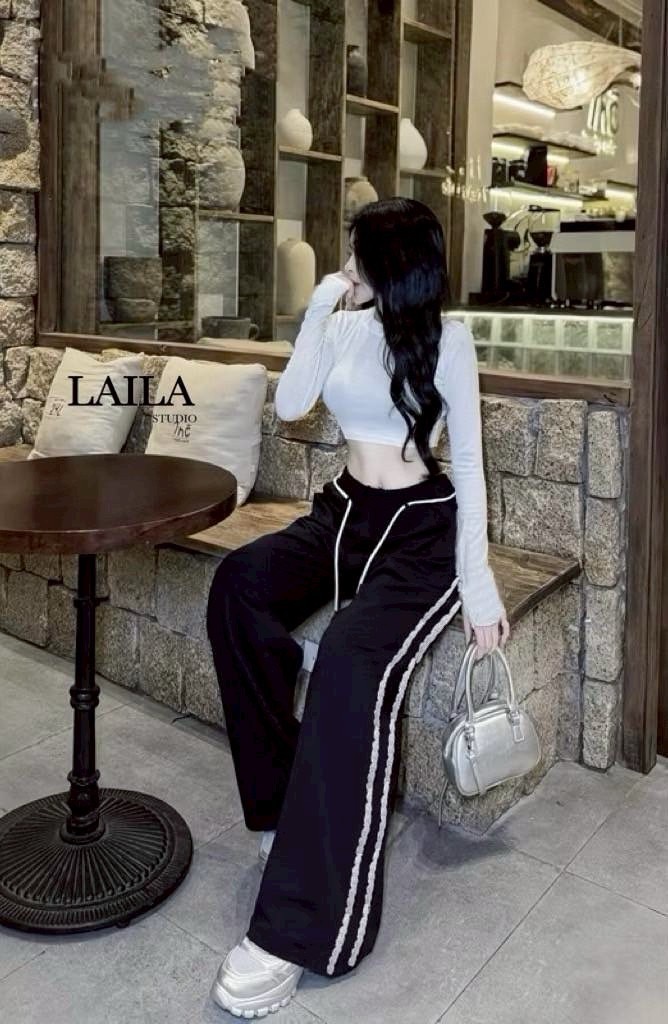 Set เสื้อ+กางเกง เสื้อคอปีนกึ่งครอปทรงแขนยาวมาในโทนสีขาวงานผ้ายืดหยุ่นใส่สบาย มาพร้อมกางเกงคาร์โก้ปล่อยๆ งานผ้าสวยมีน้ำหนัก ช่วงเอวและแถบข้างแต่งลูกไม้ฉลุสีขาวสวยจึ้งสุดๆ ดีไซน์กระเป๋า2ข้างพร้อมเชือกผูกเอว ลุคสาวเท่ลุยๆต้องลุคนี้ค่า #ชุดเซ็ท #bylaila bran