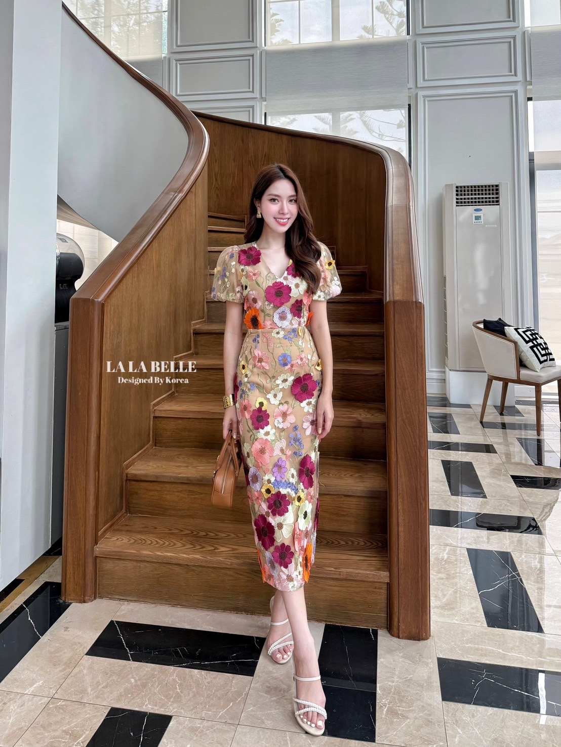 นเดรสคอวีแขนตุ๊กตาเอวเข้ารูปกระโปรงยาวทรงสอบมีซับในผ้าหนานุ่มอย่างดีทั้งชุดรวมถึงแขนด้วยค่ะตัดเย็บด้วยผ้าปักมวลดอกไม้ทั้งชุดหน้าหลังอย่างดีบวกกับดอกไม้ป๊อปอัพโดยการเย็บดอกไม้ทีละดอกทั่วทั้งชุดเย็บดอกไม้แน่นให้อย่างดีทำให้ชุดดูหรูหรา
