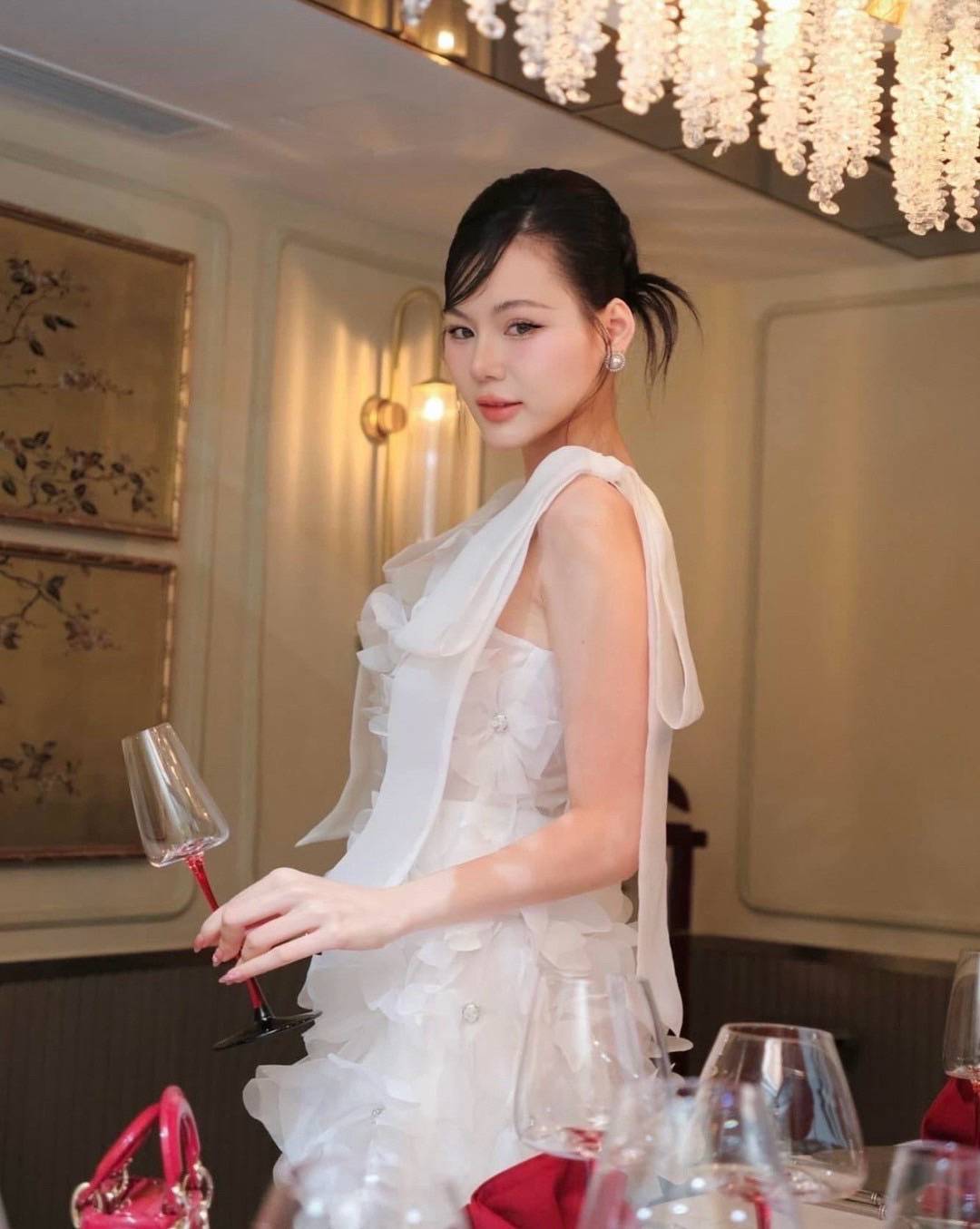 มินิเดรสสีขาว ปักดอกไม้ 3D สวยหรู ละมุนมากค่ะ สายผูกได้จามต้องการ