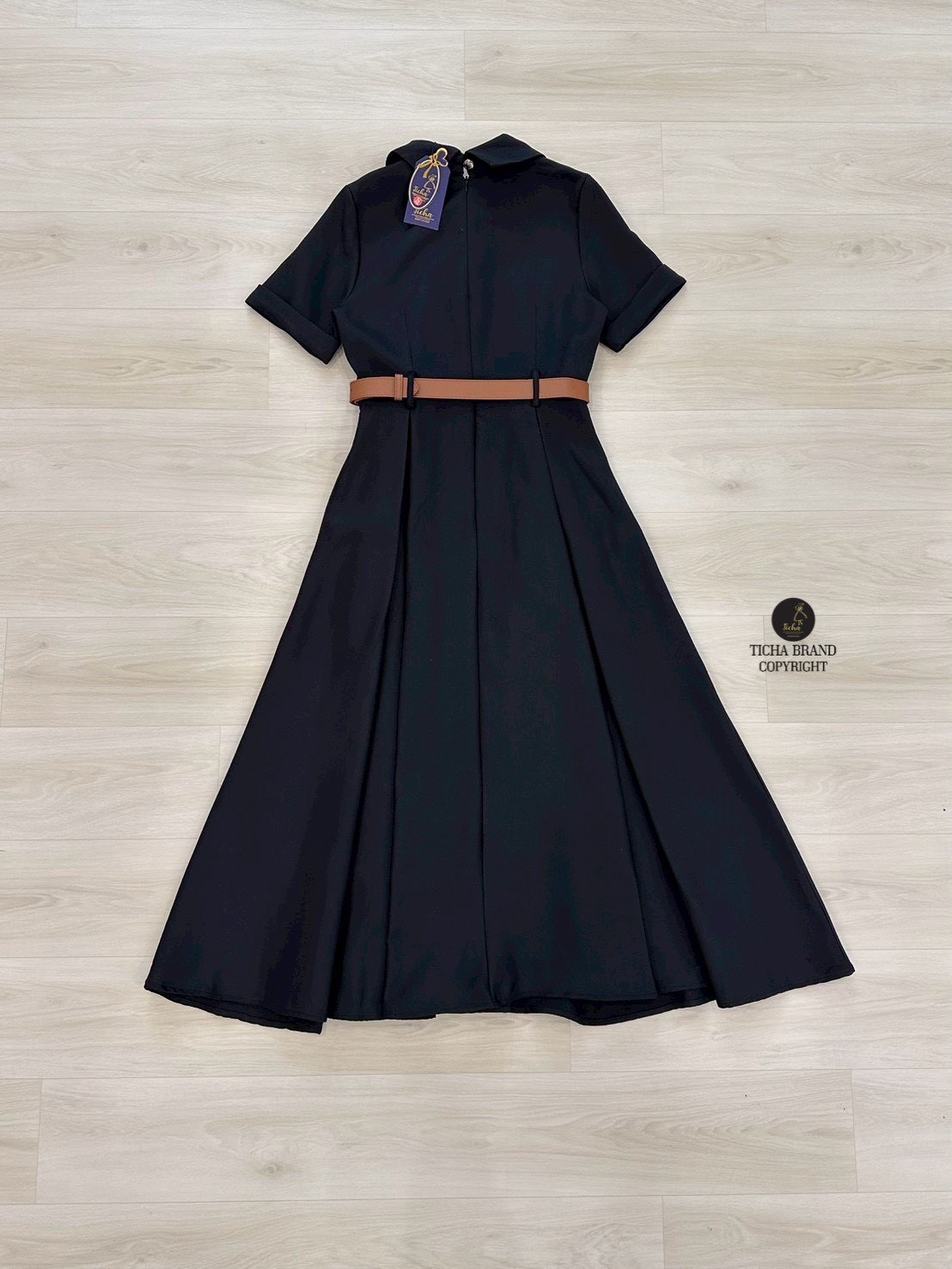 Set 2ชิ้น เดรสยาว+ เข็มขัด Maxi เดรสสีดำคอปกแขนสั้น ดีเทลแต่งกระดุมหน้า (มีซิปหลัง) ช่วงกระโปรงจับจีบคลายๆให้ทางสวยผ้าพริ้วใส่สบาย แต่งปกกระเป๋าหน้าใช้งานได้จริง