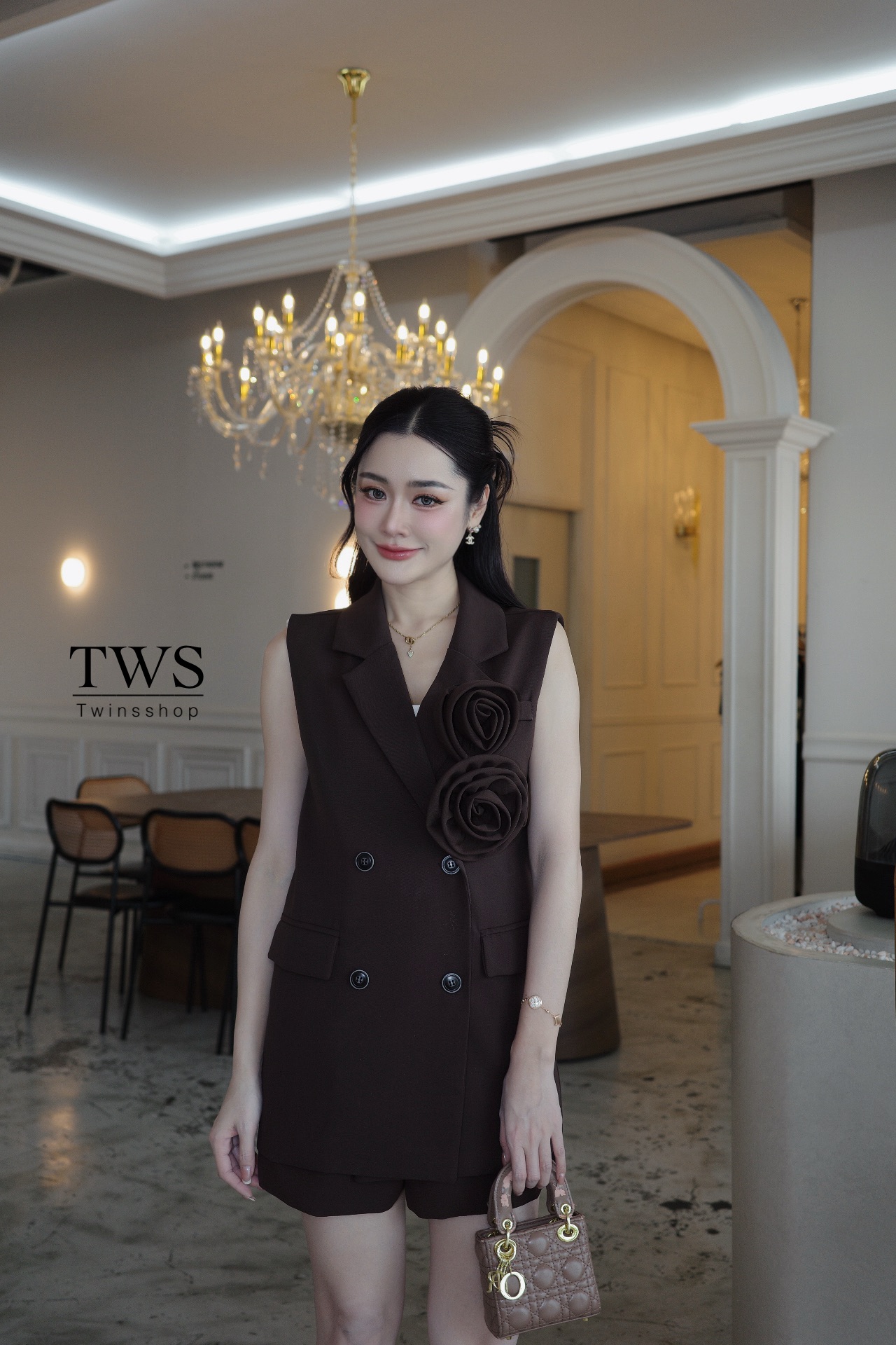 Set3ชิ้นเสื้อเบเซอร์+กางเกง+เข็มขัด เสื้อเบเซอร์แขนกุดคอวีสีน้ำตาลกระดุมด้านหน้าใช้งานได้จริงมาคู่กับกางเกงทรงเอวสูง+เข็มขัด ดอกกุหลาบสองดอกเป็นเข็มกลัดสามมารถถอดออกได้