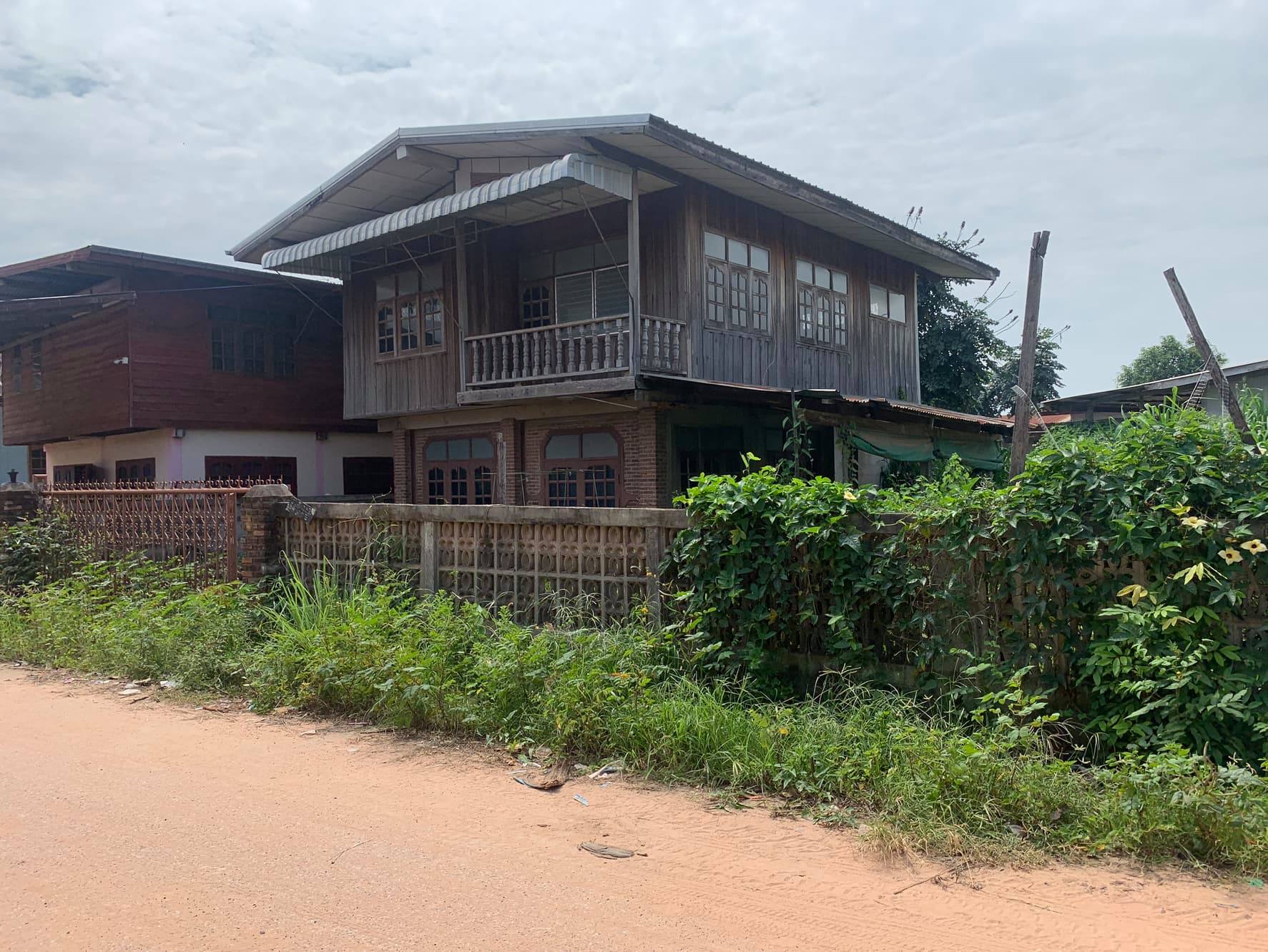 ขายบ้านพร้อมที่ดินราคาถูก อ.หนองกรุงศรี จ.กาฬสินธุ์ใกล้ถนนใหญ่ 2268 ห่างจากโรงเรียนห้วยยางดงวิทยา 386 เมตรการเดินทางสะดวก