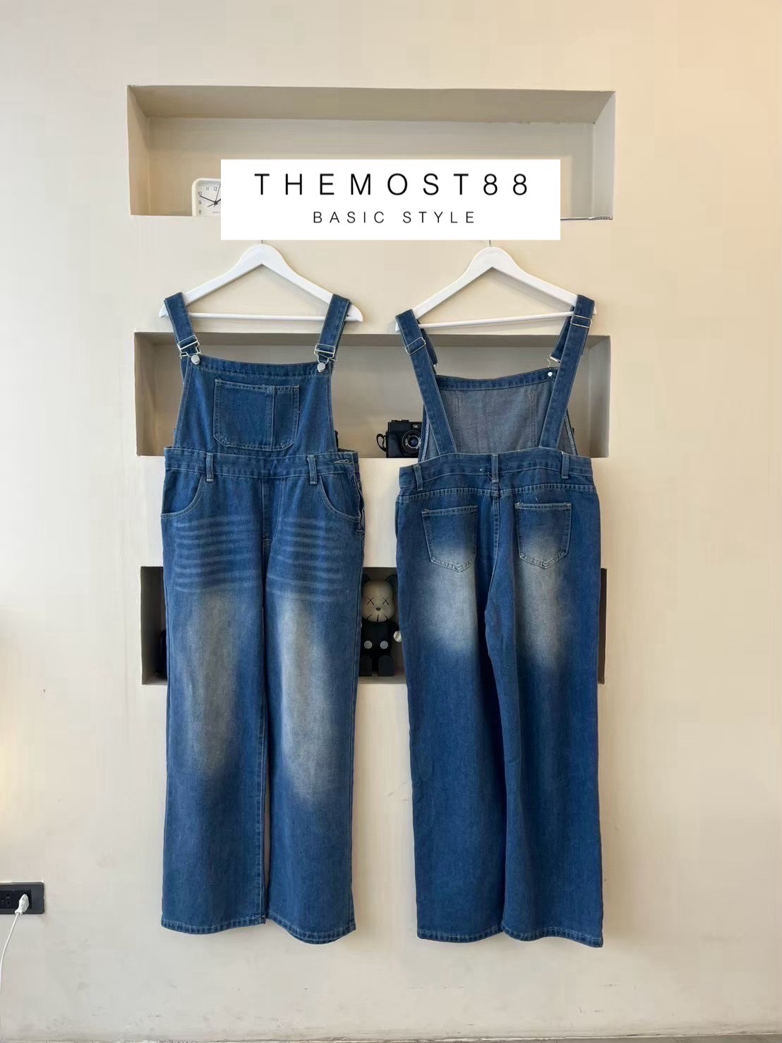 เอี๊ยมยีนส์ขายาว ทรงกระบอก เล่นดีเทลตรงช่วงด้านข้างเป็นซิปแบบใหม่มาก งานโทนสียีนส์แต่งเฟดที่แบบโครตจะถูกต้องอ่ะ ทรงเบสิค หั้ยลุคส์ เท่ห์ๆเกร๊ๆคิ้วท์ๆ ได้หมดเลย จะแมทช์กับเสื้อด้านในสไตล์ไหนก้อเข้ากัน สาวๆที่รักในการใส่เอี๊ยมยีนส์ไม่ควรพลาดกับรุ่นนี้เลยค๊า