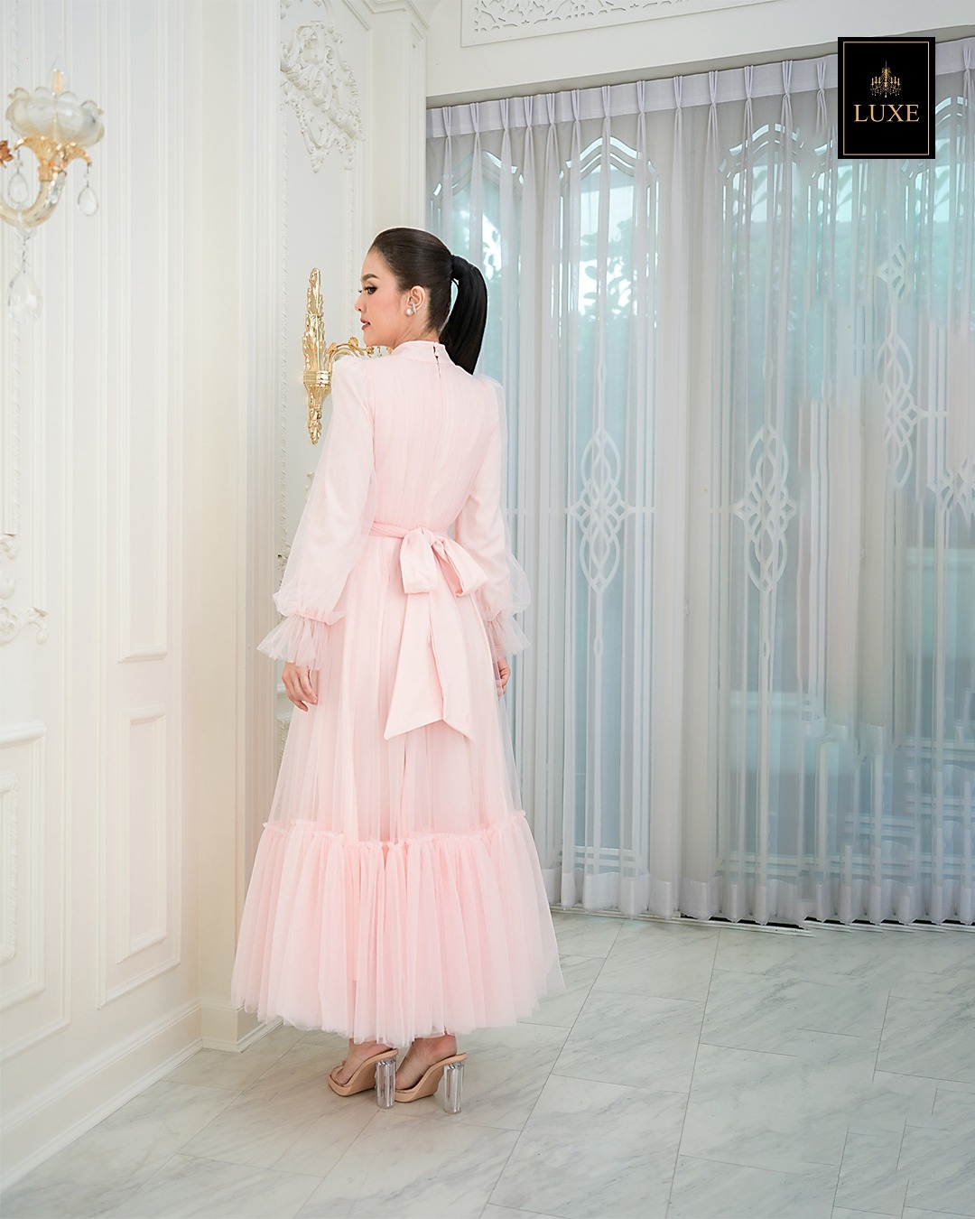 Label : LUXE แม็กซี่เดรสเสื้อคอปีนแขนยาว กระโปรงบานต่อชายรูดระบายรอบตัว มีโบว์ผูกเอว คัตติ้งประณีต มีซิปซ่อนและซับในเต็มตัวรวมแขนเสื้อ ทำจากผ้าเน็ตเนื้อนุ่ม ใส่สบายไม่ระคายผิวค่ะ