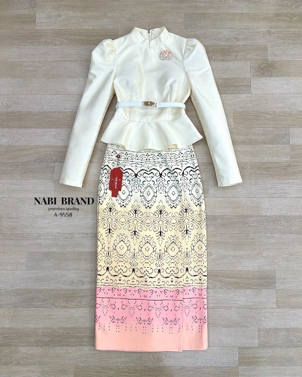 ชุดเซทชุดไทย คอลเลคชั่นใหม่ ที่คุ้มสุด ได้ถึง 4 ชิ้น 👇🏻👇🏻 💛เสื้อผ้าไหมแขนยาวสีครีม ทรงไหล่ตั้ง ปลายเสื้อแบบบาน ซิบหลัง มีซับในและฟองน้ำเสริม 💛กระโปรงพิมพ์ลายไล่เฉดสี ครีม-ชมพู ทรงสอบเข้ารูป แบบซิบหลัง มีซับใ