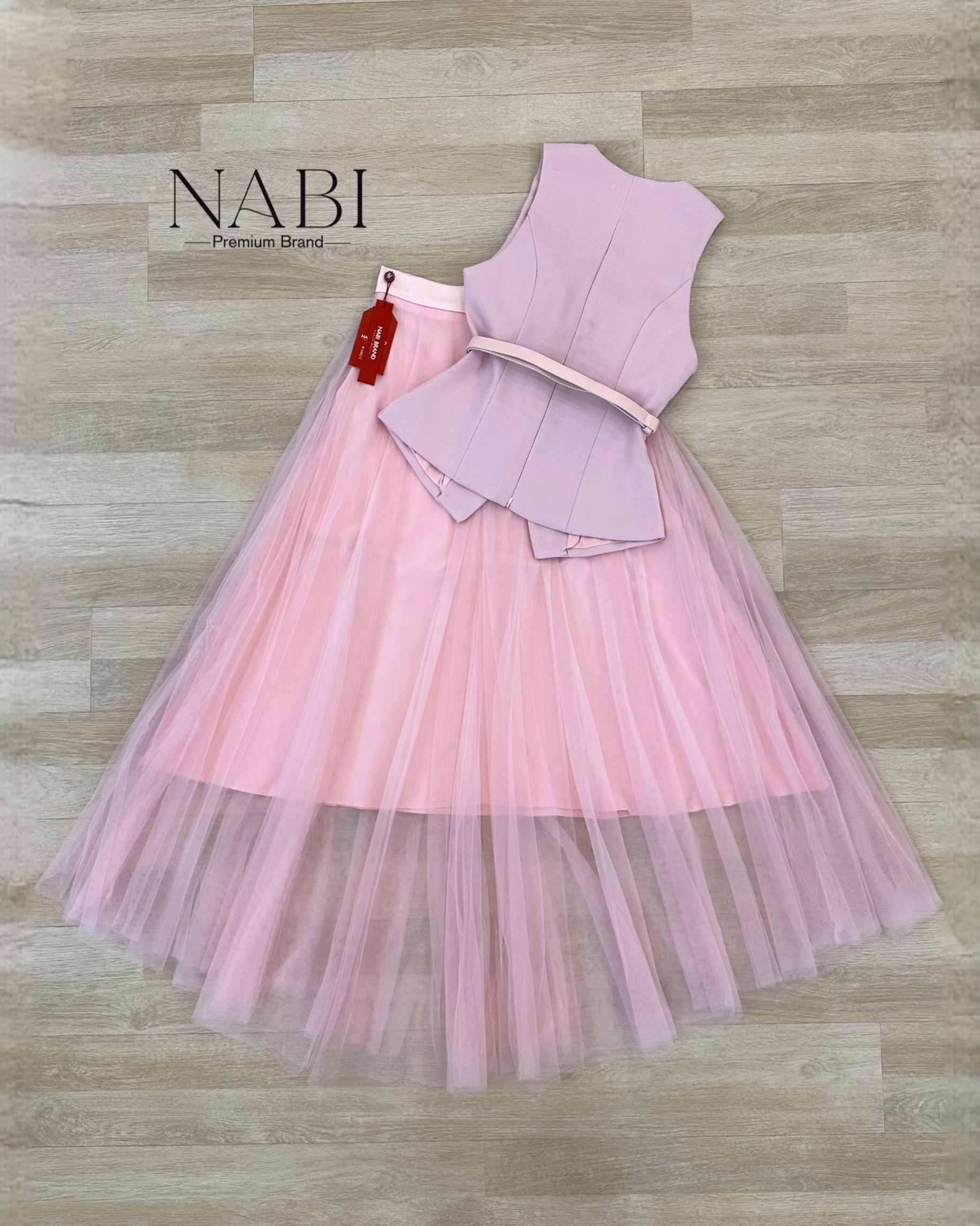 ชุดเซ็ต 2ชิ้น เสื้อแขนกุดคอวี แต่งกระดุมมุกด้านหน้า เพิ่มความโดดเด่นเรียบหรูด้วยกระเป๋า 2ข้าง ปกผ้าSATINเงาสวยหรูดูแพงไปอี๊ก พร้อมฟองน้ำและซับในอย่างดี มาคู่กับกระโปรงยาวซับทั้งตัว ซิปหลัง แถมเข็มกลัดและเข็มขัด ใส่แมทช์กันลงตัวมากๆค่ะ ห้ามพลาดนะคะ😘